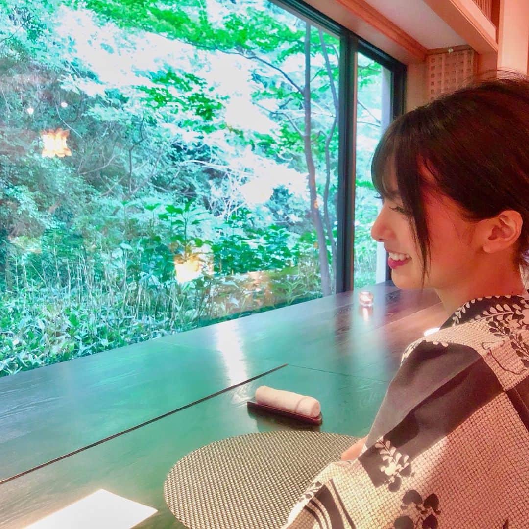 岡田栞奈のインスタグラム：「ご飯は目の前に大自然が広がる 空間で....💓💓💓 ・ ・ ・ お料理は味付け含め視覚で 遊ばせてくれる料理長のこだわりも凄く素敵でした🌱✨ お腹いっぱいです🥰❤️ #誕生日 #誕生日旅行 #温泉旅行 #温泉 #奥湯河原」