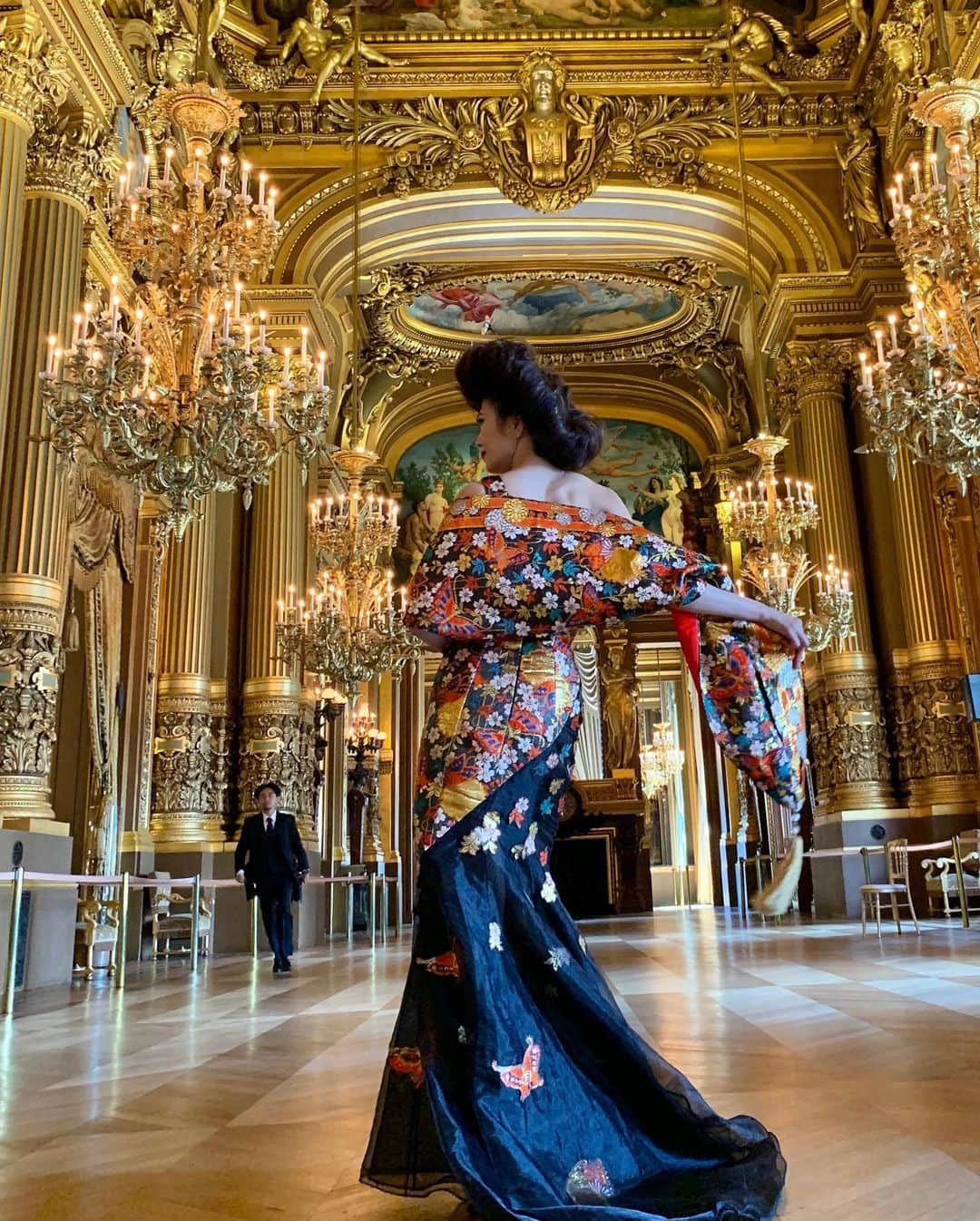 浅井香葉子さんのインスタグラム写真 - (浅井香葉子Instagram)「. ================== Happy KIMONO Project 〜着物ドレスショー〜in Paris ================== . ドレスは全て YUKO MURAKAMI(@kimono_yorozu )先生の オートクチュール✨ . 裕子先生のドレスは 色鮮やかでエレガントな雰囲気を 纏えます✨ . ヘアメイクは 上田 美江子 (Mieko Ueda)先生率いる 知名 徹也 (Tetsuya China)さんと 松本真由美さん♡ . 蝶がパッチワークされた シックな着物ドレスに合わせ 蝶の舞うヘッドドレスを創作下さいました🦋 . . この蝶を見て ふと私が頭に描いたのが 「Butterfly Effect(バタフライエフェクト)」 . 〜たった1人の小さな行動が 静かな湖に落ちる1滴のしずくのように 波紋を作り出し やがて世界を大きく変える力となる〜 . . 今回のオペラ座公演も 世界を大きく変えていく という思いと . 自分自身の世界観も 大きく変わるくらい 素晴らしい経験をさせて頂きました✨ . 都・村上裕子きもの教室と ステージに携わる皆さまへ 心から感謝✨ . #kimono #japanesegirl #kimonostyle #paris #japanart #kimonogirl #happykimonoproject #都村上裕子きもの教室 #撮影会 #ポージング #photoshoot #model #japanesemodel #旅女 #海外撮影 #tabijo #海外旅行 #tabijo_paris #ファッションショー」6月28日 0時05分 - asaikayoko