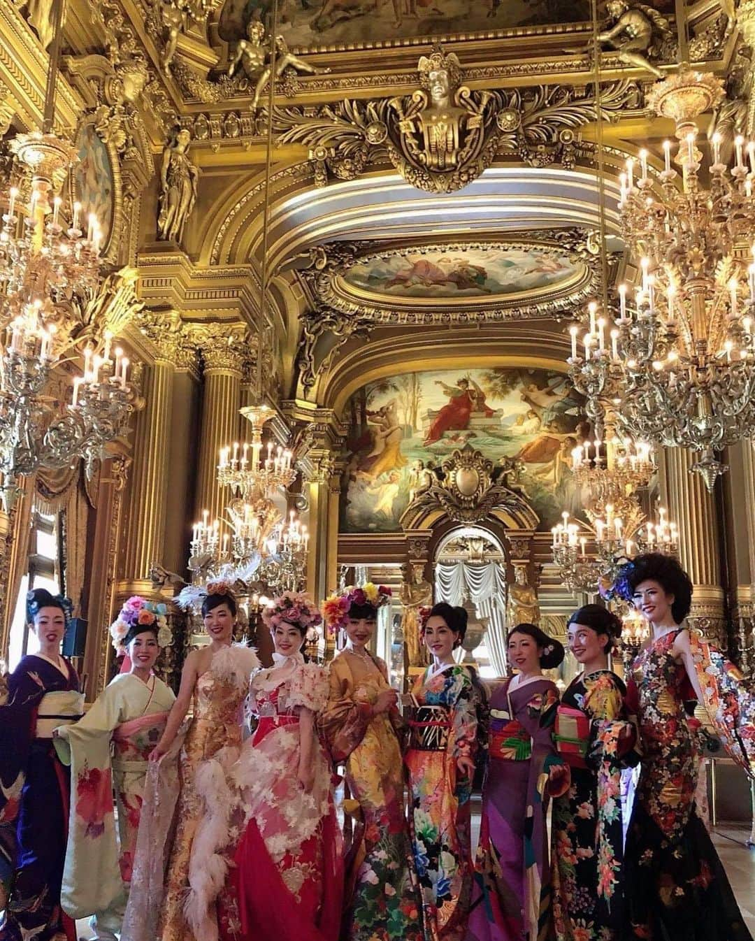 浅井香葉子さんのインスタグラム写真 - (浅井香葉子Instagram)「. ================== Happy KIMONO Project 〜着物ドレスショー〜in Paris ================== . ドレスは全て YUKO MURAKAMI(@kimono_yorozu )先生の オートクチュール✨ . 裕子先生のドレスは 色鮮やかでエレガントな雰囲気を 纏えます✨ . ヘアメイクは 上田 美江子 (Mieko Ueda)先生率いる 知名 徹也 (Tetsuya China)さんと 松本真由美さん♡ . 蝶がパッチワークされた シックな着物ドレスに合わせ 蝶の舞うヘッドドレスを創作下さいました🦋 . . この蝶を見て ふと私が頭に描いたのが 「Butterfly Effect(バタフライエフェクト)」 . 〜たった1人の小さな行動が 静かな湖に落ちる1滴のしずくのように 波紋を作り出し やがて世界を大きく変える力となる〜 . . 今回のオペラ座公演も 世界を大きく変えていく という思いと . 自分自身の世界観も 大きく変わるくらい 素晴らしい経験をさせて頂きました✨ . 都・村上裕子きもの教室と ステージに携わる皆さまへ 心から感謝✨ . #kimono #japanesegirl #kimonostyle #paris #japanart #kimonogirl #happykimonoproject #都村上裕子きもの教室 #撮影会 #ポージング #photoshoot #model #japanesemodel #旅女 #海外撮影 #tabijo #海外旅行 #tabijo_paris #ファッションショー」6月28日 0時05分 - asaikayoko