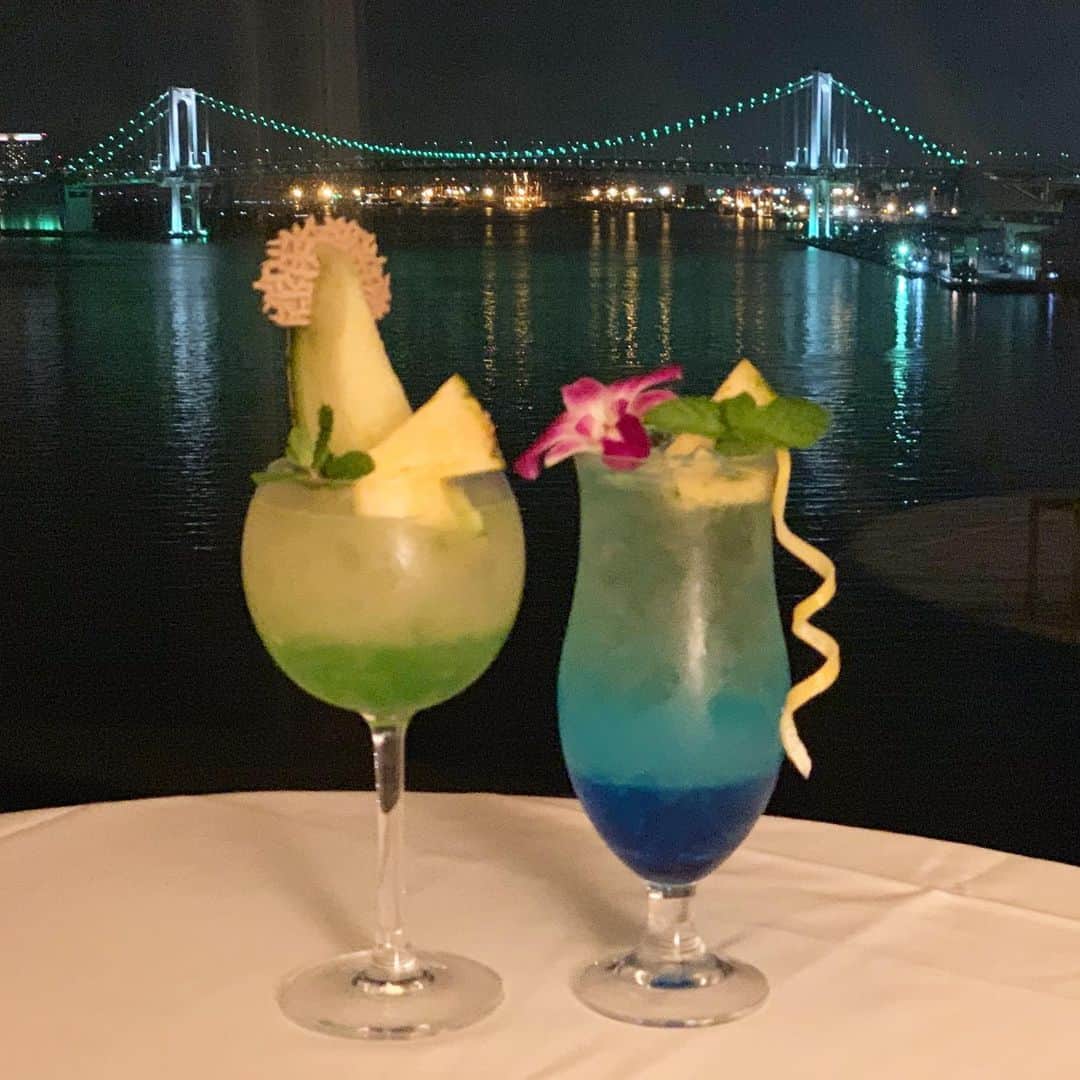 InterContinental Tokyo Bayさんのインスタグラム写真 - (InterContinental Tokyo BayInstagram)「. インルームダイニングでは、この夏限定でフォトジェニックなカクテルをご用意しております🍹 . ☆メロンボール🍈 旬のフレッシュなメロンを贅沢に使用したカクテルです。 ウォッカベースとなっておりメロンリキュール、パイナップルジュースを合わせ、とても飲みやすくメロンを感じていただけます。 . ☆マリンガール🏖 南国のビーチをイメージした夏にピッタリの色鮮やかなカクテルです。 プレミアムウォッカとコニャックをベースに、トロピカルジュースをブレンドしたリキュール（ヒプノティック）とレッドブルを使い、エネルギッシュで飲みやすく仕上げました。  It is an introduction of the summer cocktail recommended in this summer limited in-room dining. . ☆ Melon ball🍈 It is a cocktail that used seasonal fresh melon for luxury. Made with vodka base and made with melon liqueur, pineapple juice,  etc. It is very easy to drink and you can feel the melon. . ☆ Marine girl🏖  This colorful cocktail is perfect for summer with the image of a tropical beach. An energetic and easy-to-drink cocktail with liqueur (HPNOTIQ)  and red bull blended with premium vodka and cognac based tropical juice.  #インターコンチネンタル東京ベイ #ルームサービス #高層階 #フォトジェニック #フルーツ　#浜松町 #海の見える部屋 #24階 #レインボーブリッジ #カクテル　#東京湾 　#ホテル　#メロン　#パイナップル　#夏 #限定#intercontinentaltokyobay#hotel #roomservice #tokyo　#melon  #pineapple#alcohol #cacktail #instacocktail #cocktailculture  #东京 #东京湾 #도쿄 #도쿄만」6月28日 0時07分 - intercontitokyobay