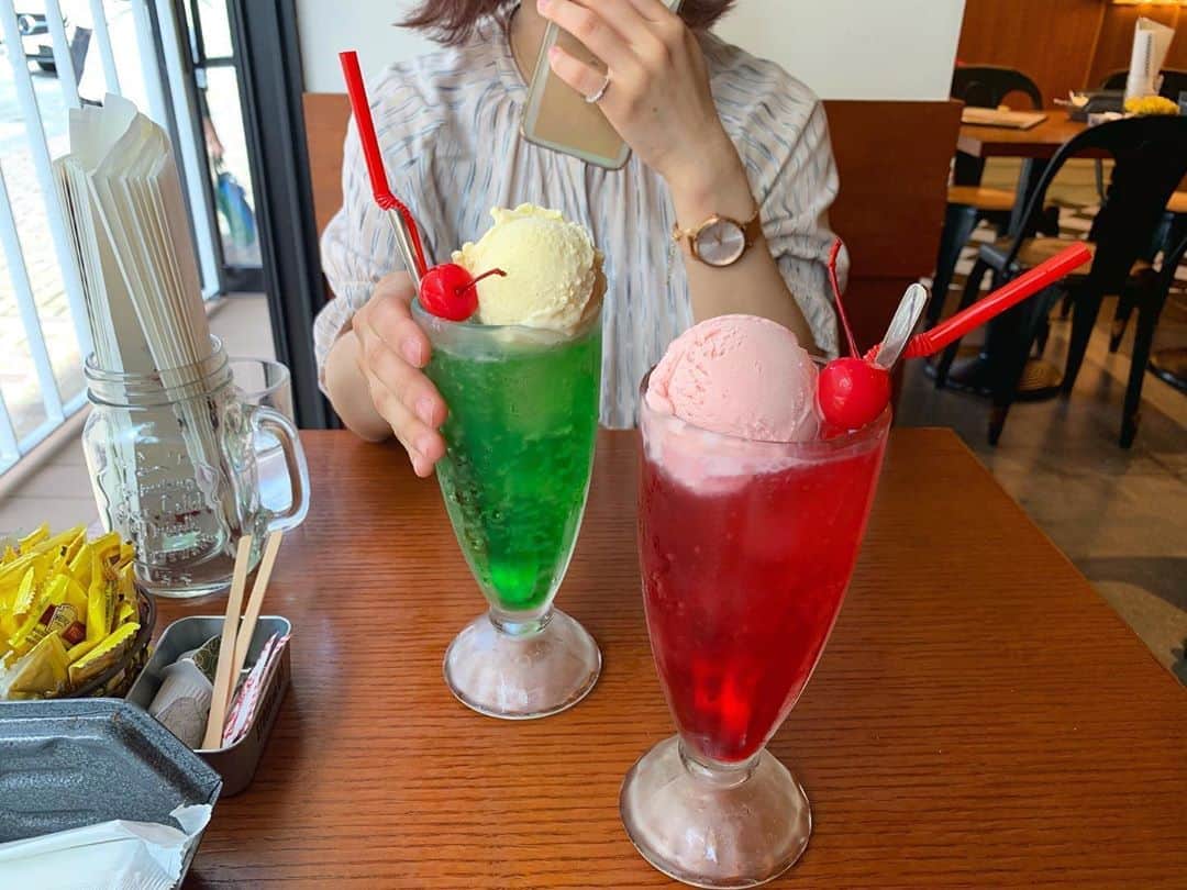 高萩千夏さんのインスタグラム写真 - (高萩千夏Instagram)「＊クリームソーダの季節？ 2019/06/27 * * クリームソーダ巡りも始めなきゃ。 クリームソーダのレトロ感が好き。 でも今回は割とアメリカンですね。 あ、今回は可愛いからいちごです🍓 * * #アプガ2 #クリームソーダ #メロンソーダ」6月28日 0時19分 - chinatsu_takahagi_uug2ki