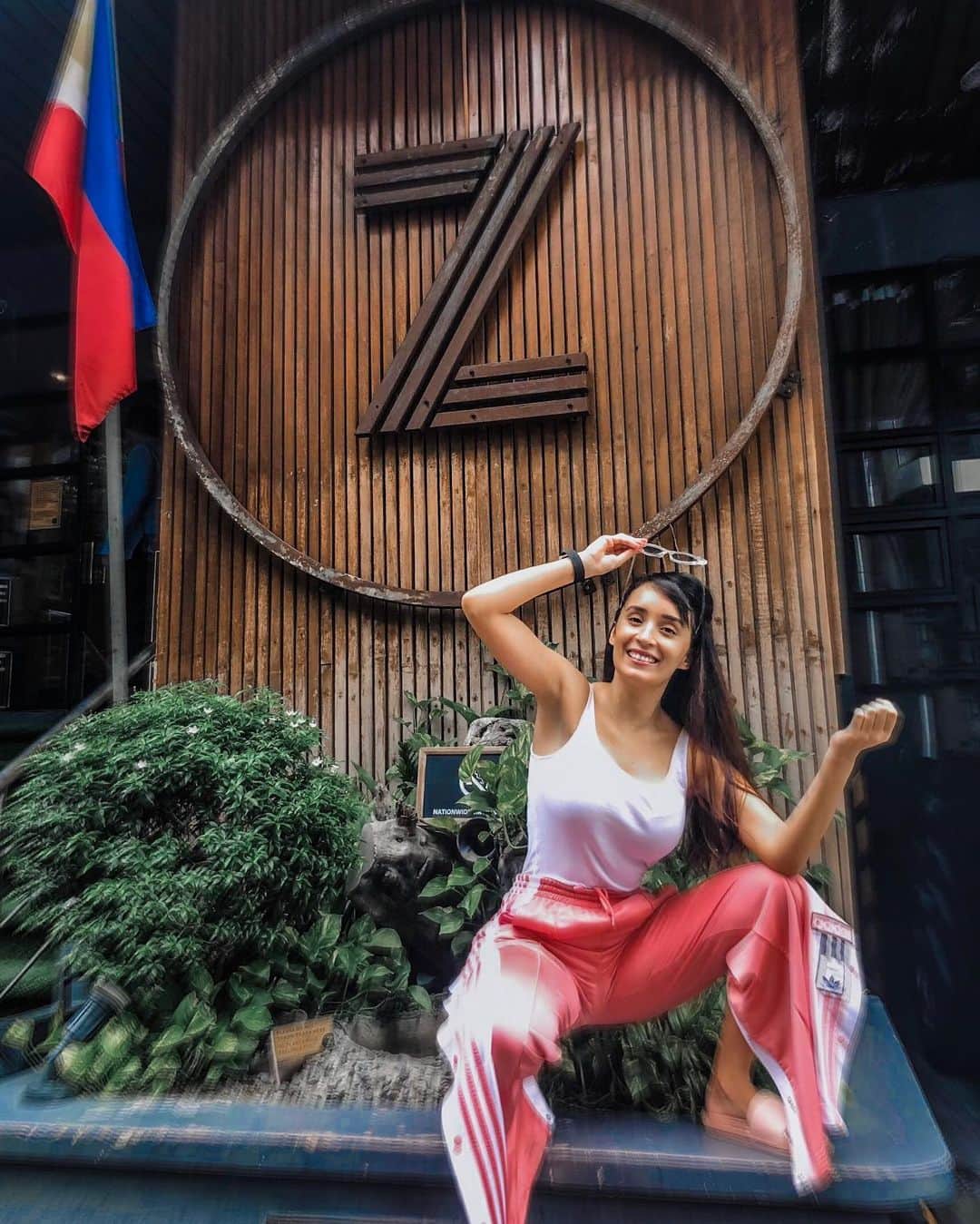Jade Furutaのインスタグラム：「@zhostelph で宿泊したぞー😁🙌🏽 ひとり旅にぴっ流なホステルです💕 I tried something new and loved it! Last May I had the pleasure to stay in one of @zhostelph ‘s beautiful private rooms, and enjoy their vibrant and fun atmosphere💫 also, their rooftop bar is really a must go❤️ This super modern hostel, is the perfect place to socialize and meet other travelers of ALL AGES! Thank you and can’t wait to see you guys again!☺️💋#goodvibesonly #zhostelph #zhostel . . . . . . . . . . . . . . . . . . . . . . . . . . . . . #観光インフルエンサー #hostelsph #インフルエンサー #インスタグラマー #itsmorefuninthephilippines #ホステル #solotraveller #femalesolotraveler #digitalnomads #poblacionmakati #インスタグラマーズジャパン  #discovertokyo #adidasoriginals #philippinestravel #hostelph #travelinfluencer #観光インスタグラマー #adidastokyo #asiatravel #igersjp #ブラジル人モデル #femalenomad #hostels #makati #philippines」