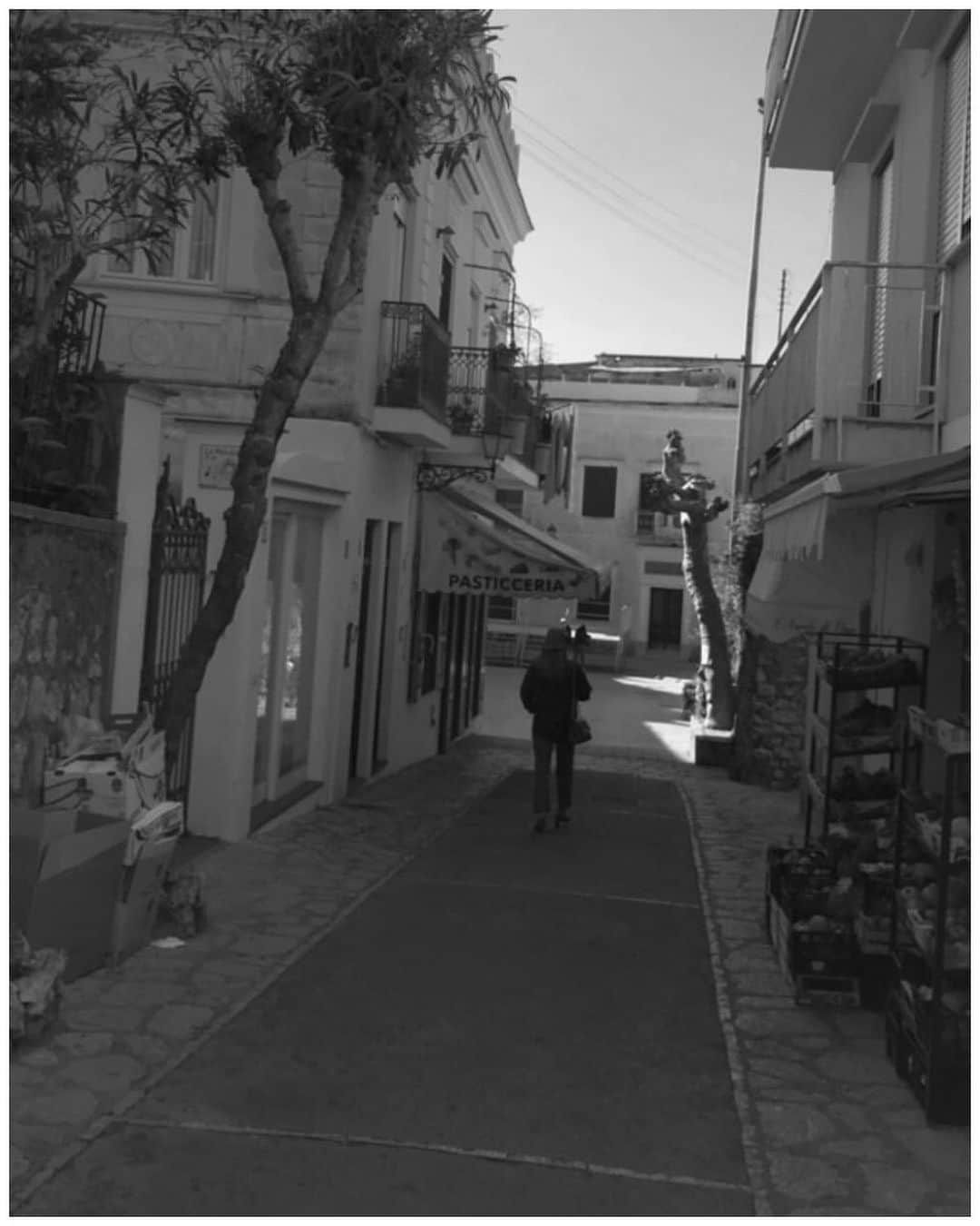 エレオノーラ・カリシさんのインスタグラム写真 - (エレオノーラ・カリシInstagram)「Back in one of my favorite place on earth. You can find me around. Ciao Capri. #ZimxCapri  Shot by Simon @ownwayofinspiration  #Capri #Summer2019 ➿」6月28日 0時13分 - eleonoracarisi