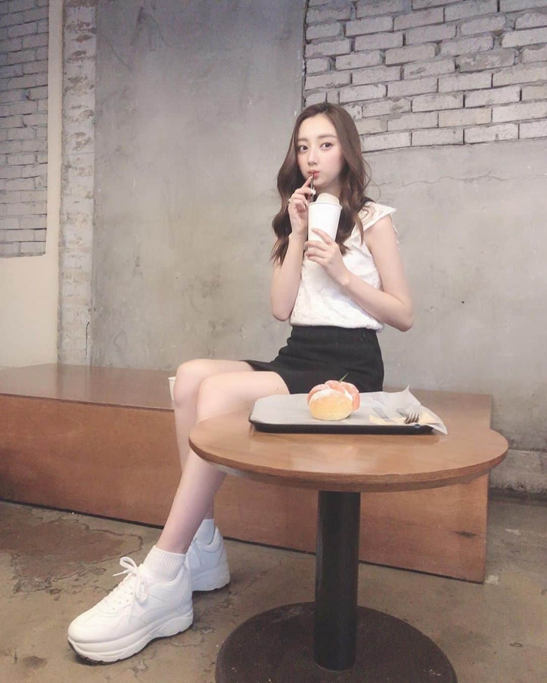 のインスタグラム：「この前カロスキルでカフェ巡りしてきたよっ💗 友達が上手に写真撮ってくれたぁ、 韓国はカフェが充実しすぎてどこ入ればいいかわからないくらい可愛いお店たくさんある✨✨」