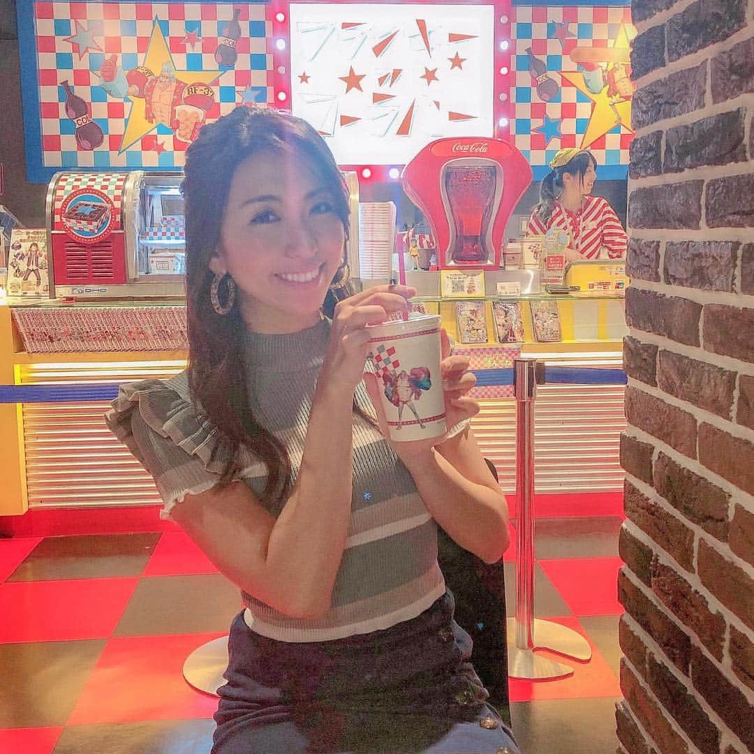 mimiさんのインスタグラム写真 - (mimiInstagram)「なんだか今日は すごく喉が乾く😫😆 ここ数日 固形物食べれないので 飲料でカロリー摂取😂 （ちなみにカレーも飲料としていれている😘） 画像は ワンピースタワー内にある フランキーのコーラバー🥤 コーラ以外もあるけど コーラを頼んだ😆 たまに飲むコーラが大好き❤ ペプシじゃなくてコカコーラ派😆 そしてミニ缶が一番好き😍 ・ #夜中にコーラを語る #風呂上がりのコーラとか最高だよね #コーラ #コカコーラ派 #フランキーのコーラバー  #ワンピースタワー #ワンピース #麦わらの一味 #海賊同盟 #フランキー #東京タワー #mimiのオフ」6月28日 0時29分 - chan.mi3