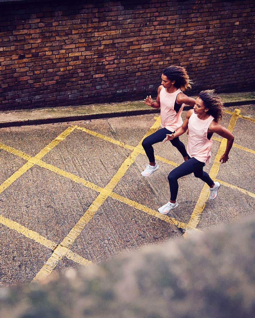 Laviai NIELSENさんのインスタグラム写真 - (Laviai NIELSENInstagram)「Taking to the streets of London with @linaruns 👯‍♀️ The city is our playground  #PulseBoost #createdwithadidas @adidasrunning」6月28日 0時28分 - laviai