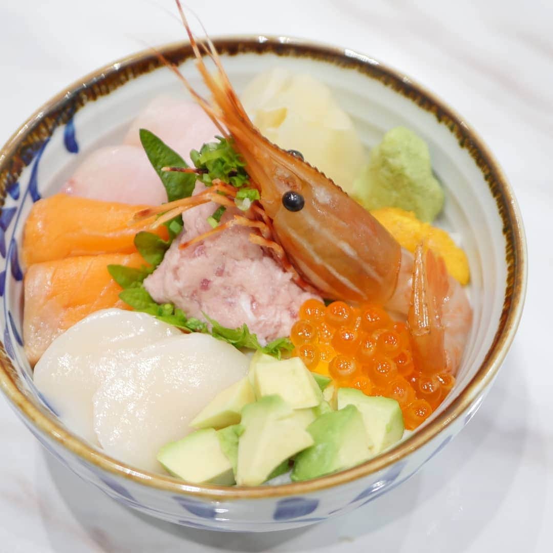 Japan Food Townさんのインスタグラム写真 - (Japan Food TownInstagram)「﻿ Are you a SEAFOOD LOVER?﻿ What kind of seafood will be your favourite?﻿ ﻿ Today, we introduce Most Popular Kaisendon at "Bonta Bonta" in Japan Food Town!!﻿ ﻿ "Bonta Bonta" provides over 10 kinds of Kaisendon so you can find preferred bowl from menu. Well prepared fresh fishes on the rice and it looks beautiful and YUMMY.﻿ ﻿ Also, you can order additional seafood from Add On Items to make your bowl more gorgeous.﻿ ﻿ Few more days until the joyful weekend. Let's gather at "Bonta Bonta" in Japan Food Town and enjoy your Seafood evening after working hour!!﻿ ﻿ Japan Food Town is located at 435 Orchard Road, Wisma Atria Unit 04-39/54.﻿ Bonta Bonta is located at Wisma Atria #04-39 in Japan Food Town.﻿ ﻿ ﻿ 海鮮が大好きと言うみなさん！﻿ みなさんがお好みの海鮮丼と言ったら何でしょうか？﻿ ﻿ 今日はJapan Food Town内の「ぼんたぼんた」で人気の海鮮丼をご紹介します！﻿ ﻿ 「ぼんたぼんた」では海鮮丼の種類だけでも10種類以上。しっかりと仕込みをされた厳選した新鮮な魚介類で味も最高、見た目も綺麗な海鮮丼をご提供しています。﻿ ﻿ アドオンアイテムもご用意しておりますのでお好みの魚介を追加オーダーしてゴージャスな自分だけの海鮮丼にする事も出来ますよ！﻿ ﻿ さあ、楽しい週末まであと数日。お仕事が終わったらJapan Food Town内の「ぼんたぼんた」の美味しい海鮮丼で楽しみませんか？﻿ ﻿ Japan Food Townは435 Orchard Road, Wisma Atria Unit 04-39/54にあります。﻿ ぼんたぼんたはJapan Food Town内、Wisma Atria #04-39にあります。﻿ ﻿ ﻿ #bontabonta #japanfoodtown #japanesfood #eatoutsg #sgeat #foodloversg #sgfoodporn #sgfoodsteps #instafoodsg #japanesefoodsg #foodsg #orchard #sgfood #foodstagram #singapore #wismaatria #ジャパンフードタウン #シンガポール #seafood #uni #ikura #salmon #kaisendon #gss #greatsingaporesale﻿ ﻿ ﻿ ﻿ ﻿ ﻿ ﻿」6月27日 15時35分 - japanfoodtown