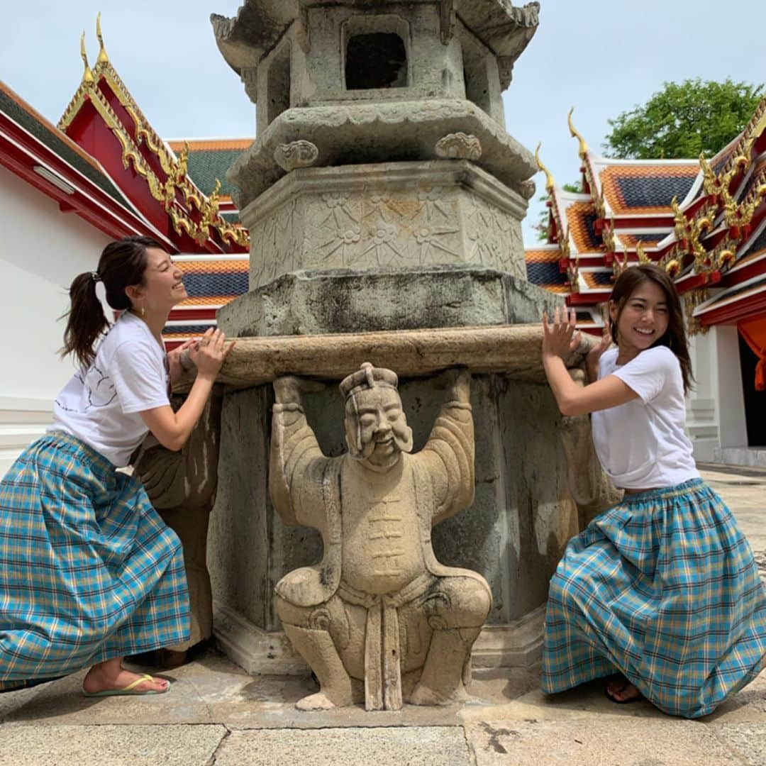 市原彩花さんのインスタグラム写真 - (市原彩花Instagram)「ワット・ポー🙏 バンコクの寝大仏を見てきたよ🇹🇭 ショーパンで行ったらスカート渡されて、履いたら双子コーデになった🤣 (借りるにはパスポートかIDが必要だよ) #タイ#thailand#バンコク#bangkok#タイ観光#バンコク観光#ワットポー#watpho#寺#大仏#Buddha#海外旅行#旅行#travel#trip#双子コーデ #あーキムコンビ . 10枚目、お賽銭箱？がたくさん並んでて、20バーツ(75円)でお賽銭用の小銭を貰って、1つずつ入れてくよ✨ 後で知ったけど108個もあったらしい🤣 どーりでなかなか終わらないと思った🤣」6月27日 15時43分 - ayaka_ichihara