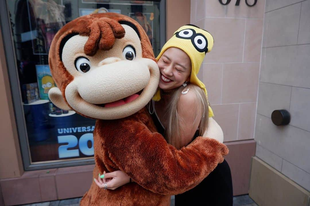 武部柚那さんのインスタグラム写真 - (武部柚那Instagram)「I went to Universal Studios Hollywood🇺🇸✨💘 小さい頃からずっと見てた おさるのジョージに 会えたんです🥺🥺🥺 小さい子の後ろに並んで 念願の写真😭😘❤️ お下げミニオンの帽子被ってたら 持ってくれた🥰🥰🥰🥰」6月27日 15時36分 - yuzuna__takebe__official