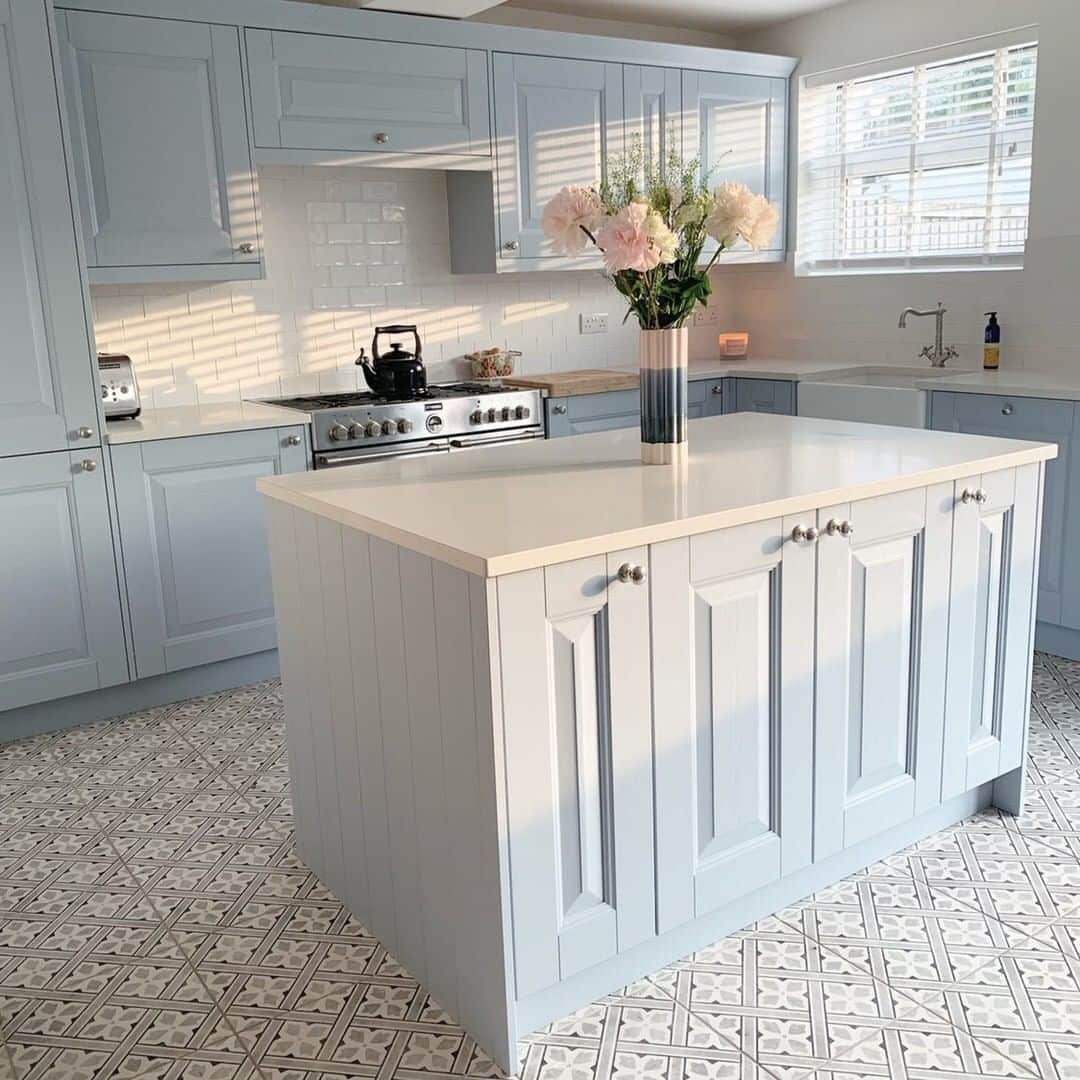 のインスタグラム：「Designed for everyday living, the @LauraAshleyKitchens collection is styled and crafted to exact specifications, incorporating the finest design and detail. @bethanyjoydavies told us it's the kitchen of her dreams 💭 ...What would your dream kitchen look like?」