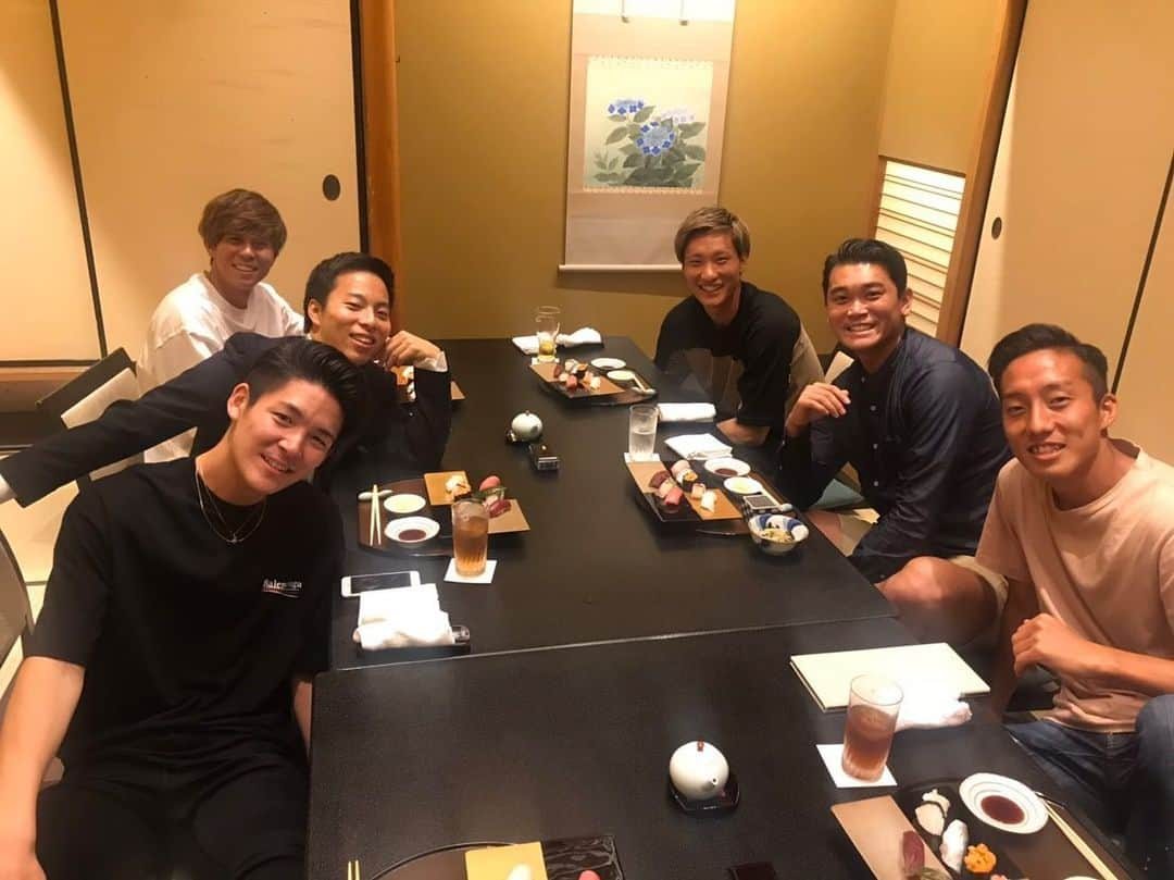 畠中槙之輔さんのインスタグラム写真 - (畠中槙之輔Instagram)「_ 先日、ヴェルディの同期でご飯行ってきました🍣 また頑張ろうって思えて楽しかった😊👏👏 とりあえず安西カッコつけすぎ #verdy #antlers #portimonense #fmarinos #横浜fマリノス #44」6月27日 15時50分 - hatanaka_shinnosuke