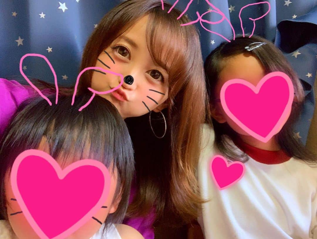 小松彩夏さんのインスタグラム写真 - (小松彩夏Instagram)「昨日は幼馴染たちとみんなで焼肉ランチ♡﻿ ﻿ 東北で有名な焼肉屋さん『やまなか家』へ。﻿ 東北のスター！サンドウィッチマンさんがCMをしています☆﻿ ﻿ 盛岡冷麺はテッパン！！﻿ ﻿ 美味しい盛岡冷麺を気軽に食べたかったら『やまなか家』は本当におススメですよ♡﻿ ﻿ 岩手の人は年中、盛岡冷麺食べます。﻿ 家でも食べます(笑)﻿ ﻿ そしてよく驚かれるのが、季節のフルーツが入っていること(笑)﻿ ﻿ ナシ、リンゴがはいっていることもあります♡﻿ これも含めて、盛岡冷麺です(笑)﻿ ﻿ 是非、岩手に来た際は、盛岡冷麺食べてくださいね！！﻿ ﻿ 姪っ子、甥っ子、友達の子供たちに癒されまくる小松でした♡﻿ ﻿ #岩手宣伝隊長 #岩手旅 #女子旅 #行くぜ東北 #冬のごほうび #地元 #岩手 #おいでよ岩手 #一関 #一ノ関 #やまなか家 #焼肉 #盛岡冷麺  #ランチ #同級生 #幼馴染 #落ち着く ﻿ ﻿」6月27日 15時54分 - official_ayaka_502