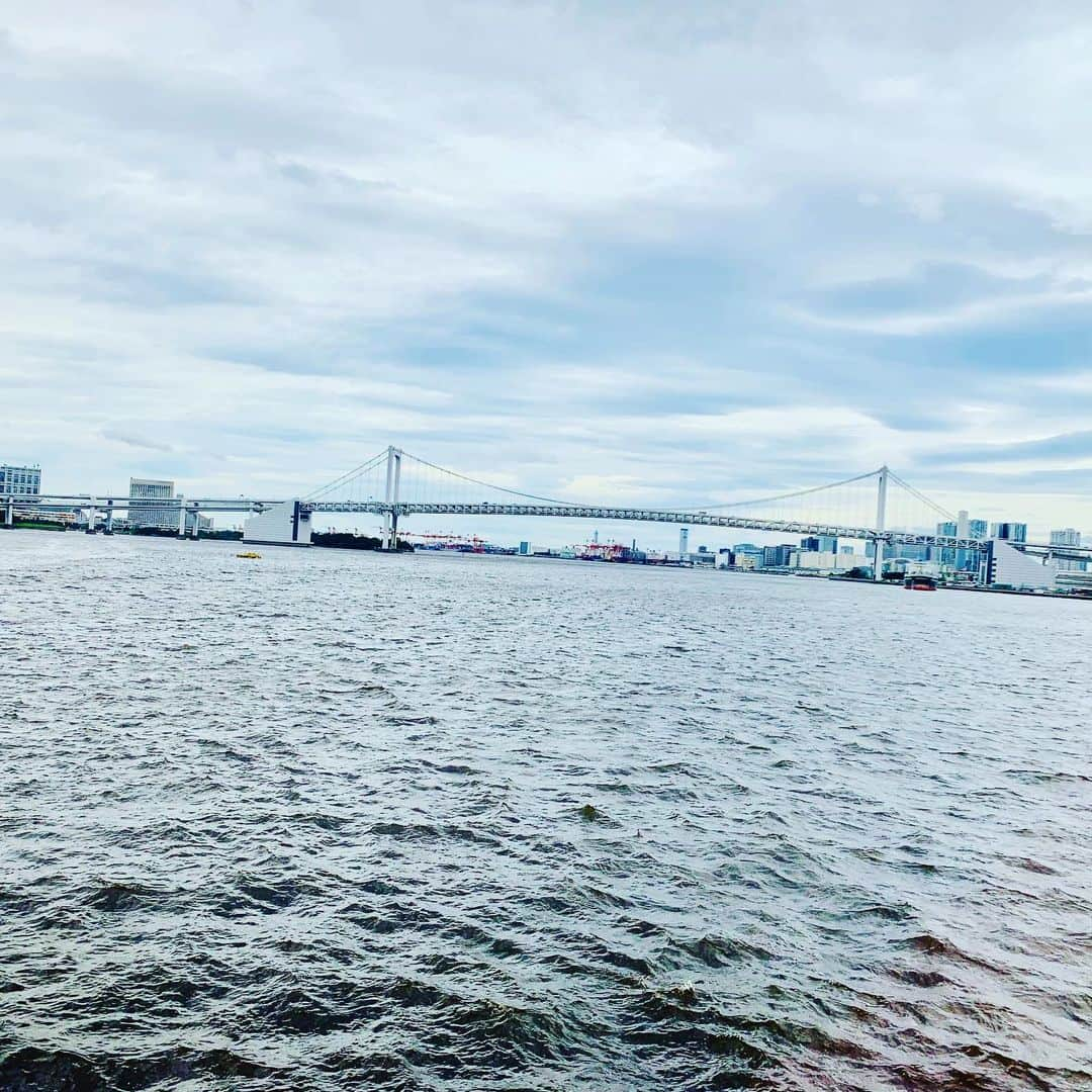 小出真保さんのインスタグラム写真 - (小出真保Instagram)「🚢一等客室のようなお部屋でランチも ごちそうさまでした💙 海は すこし怖く でも寛大でいやなこと忘れます𓇼𓆡𓆉🌊 いつかプライベートで乗ってディナーする、、、 夢見ることにします。  #🚢 #🌊 #lunch #ヴァンテアンクルーズ #こじらせハスキー #クルーズディナー #デート #夢」6月27日 16時02分 - mahokoide