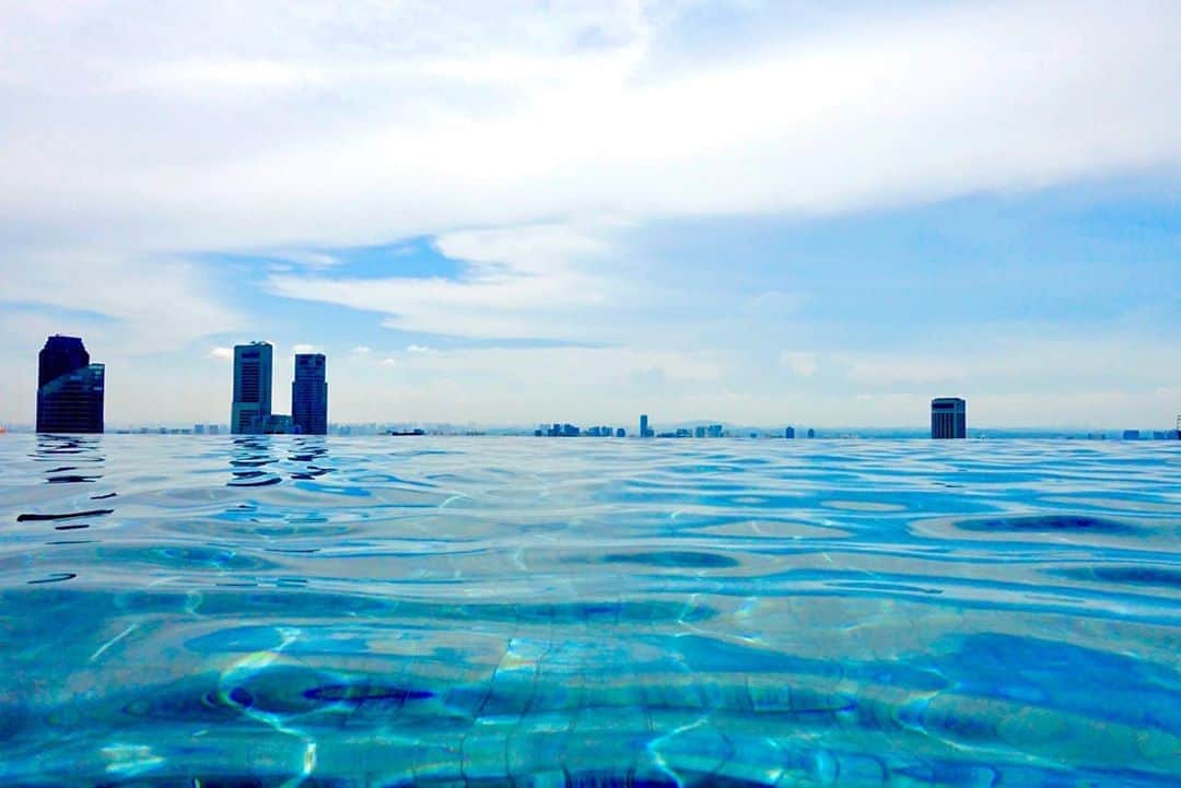 泉里香さんのインスタグラム写真 - (泉里香Instagram)「マリーナベイサンズのプール👙 プールの端から景色眺めてた🕶 #marinabaysands#hotel#pool#Singapore」6月27日 15時58分 - rika_izumi_