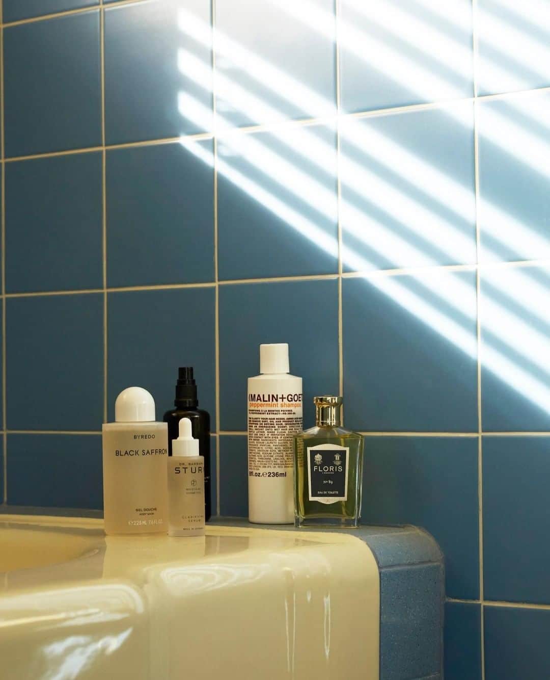 MR PORTERのインスタグラム：「Our go-to grooming (featuring @florislondon's new scent No. 89—inspired by their first Jermyn St. store).﻿⁠ -﻿⁠ Head to the link in bio to discover our summer grooming kit 🛁 #MRPORTERGrooming」