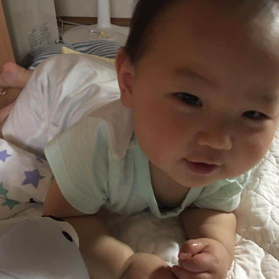 右手愛美さんのインスタグラム写真 - (右手愛美Instagram)「いろんな表情をしてくれるようになって、ずっと見てても飽きない😂💓今のこの子は、今しか見れない！と思うと、、めちゃくちゃ撮ってしまう📸どうやって残そうか、、それが問題だなぁ。#babyboy #赤ちゃん #7ヶ月」6月27日 16時12分 - utemanami