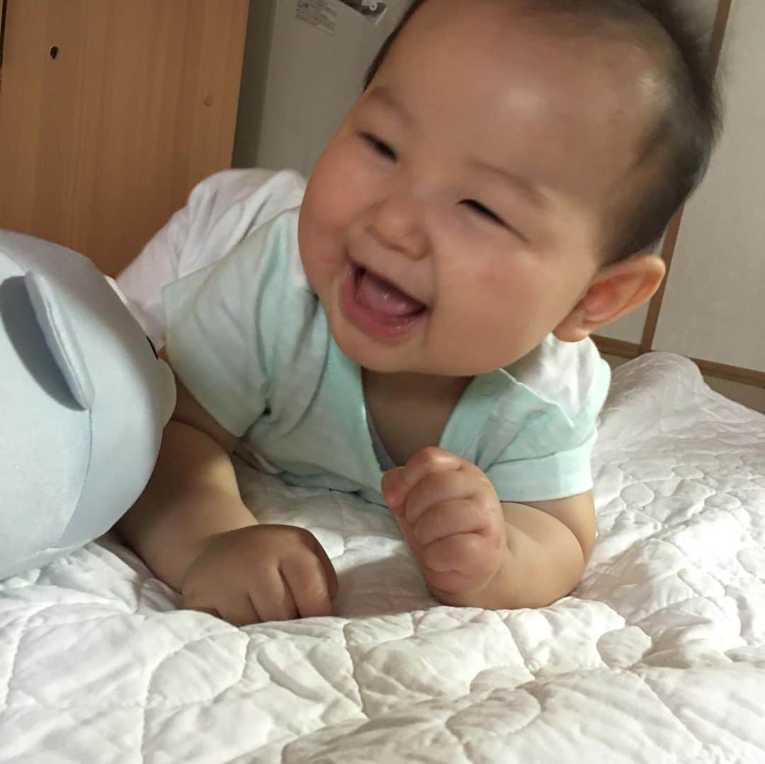 右手愛美さんのインスタグラム写真 - (右手愛美Instagram)「いろんな表情をしてくれるようになって、ずっと見てても飽きない😂💓今のこの子は、今しか見れない！と思うと、、めちゃくちゃ撮ってしまう📸どうやって残そうか、、それが問題だなぁ。#babyboy #赤ちゃん #7ヶ月」6月27日 16時12分 - utemanami