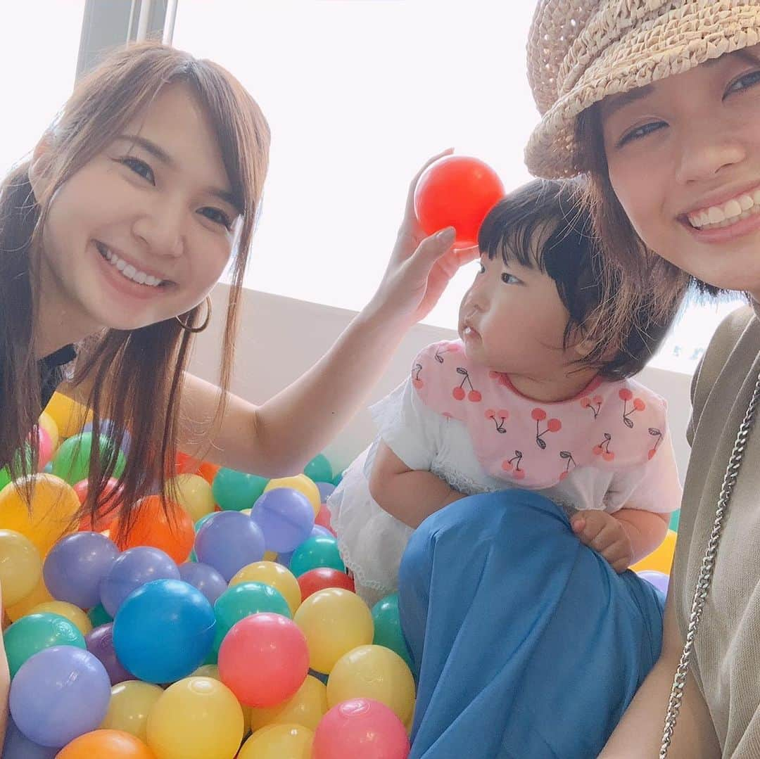 安枝瞳さんのインスタグラム写真 - (安枝瞳Instagram)「. この前藤本ちゃんとリゾナーレ熱海へ☺️✨ パパのいない旅行は初めてだし なんなら友達と旅行なんて滅多に行かないタイプだから少しドキドキしてたけど . 宿もとってもよくて 藤本ちゃんもこえだっちと沢山遊んでくれて しかも親子写真もいっぱい撮ってくれて 最後私がiPhone失くしたって騒いでた時も 冷静に対処してくれて (結局車に置き忘れ) とてもとても頼もしかったー！！ 本当にありがとう😊💕 . チェックインの時に 「今月1歳になったばっかりなんです！」 って言ったら 夕食の時にバースデープレートサプライズできた😳✨✨✨ お風呂にベビーバスもベビーベッドも完備で 温泉(の横)デビューもできて こえだっちよりも小さなお友達も沢山いて 子連れの天国みたいでした😍😍😍 でももうちょっと大きくなったらまた更に遊べるところが増えるから また行きたいなぁ😌💕 #リゾナーレ熱海  #子連れ旅行  #温泉デビュー  #熱海旅行  #女子旅 #詳細は藤本ちゃんのインスタへ😍」6月27日 16時04分 - hitomiyasueda