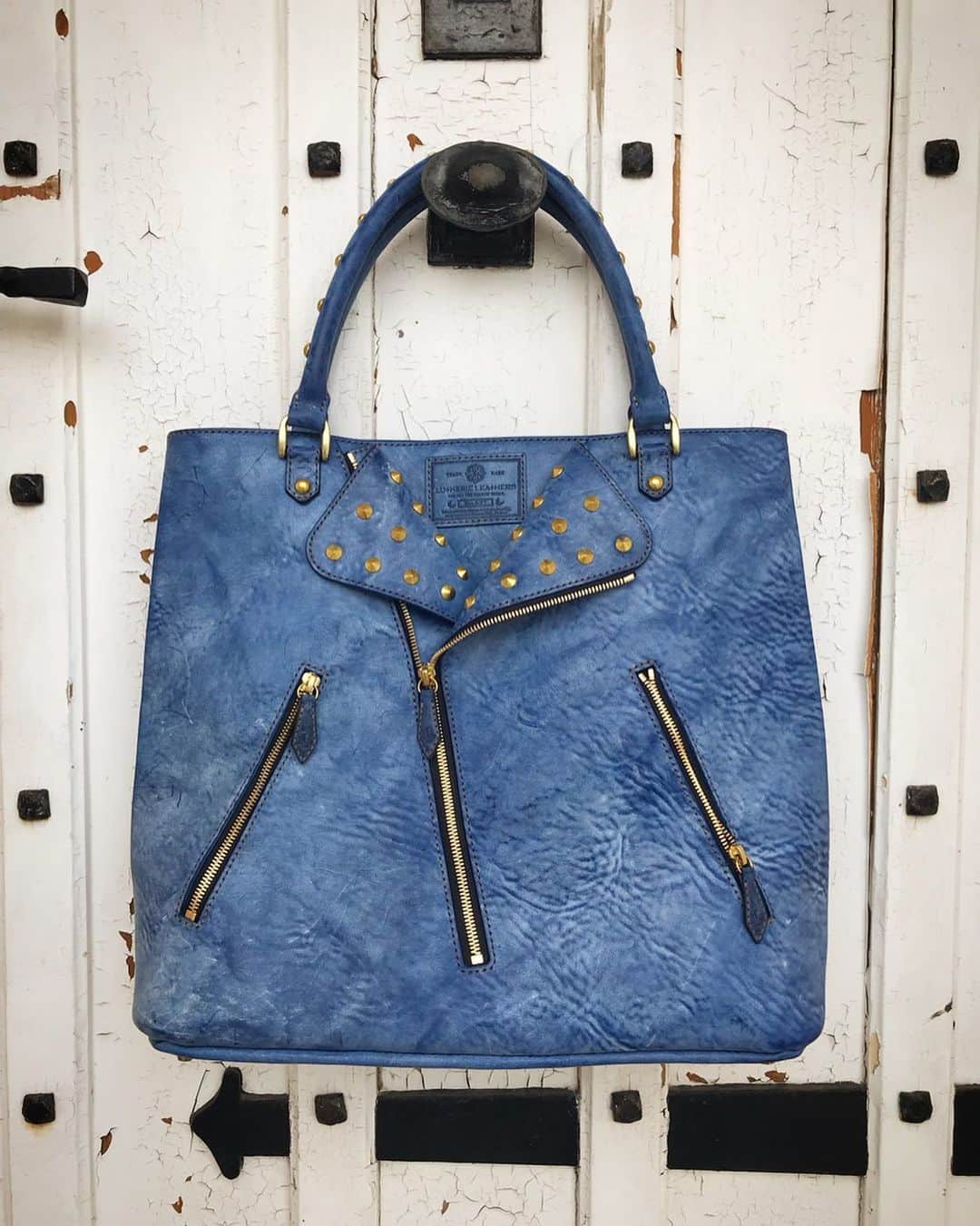 Ju-kenのインスタグラム：「オイルをたっぷり含んだ、イタリアンレザーで、 @lutherie_ishichang の別注カラー、ライダーストートバッグを誕生日に作ってくれました♫  指で撫でるだけで、深く染み込んだオイルが革の表情を変えてくれる、一生飽きない逸品です。  素晴らしい！！！(^^) thanxxx maxxx イシチャン!!! #レザーバッグ #別注カラー #イタリアンレザー #ライダース #鹿児島 #革職人 #スタッズ #真鍮」