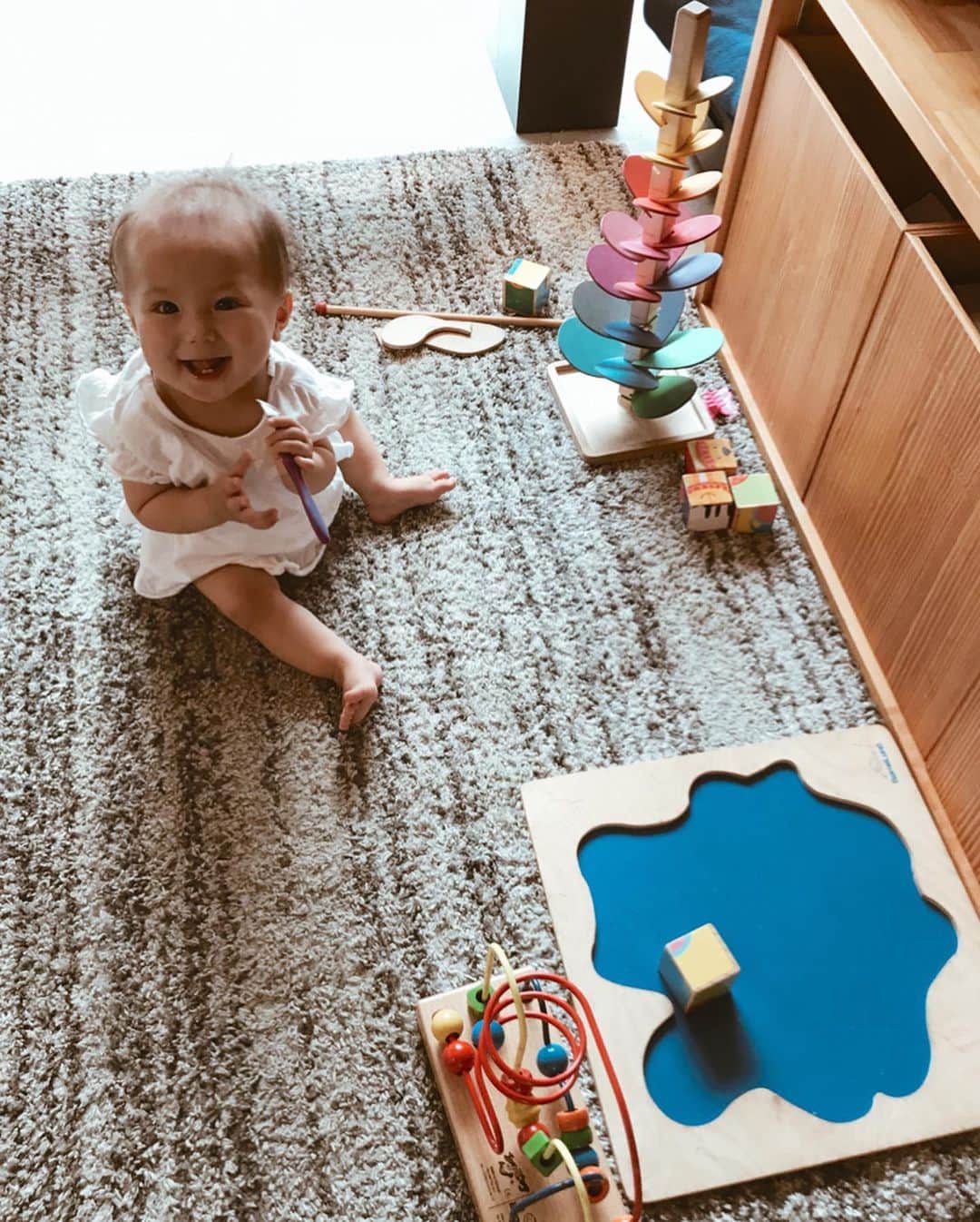高橋菜摘のインスタグラム：「いつのまにかkids spaceで遊べるようになってたんだね🌈#8ヶ月 さてお昼寝したから仕事が早く終わったパパとママはゆっくり本読む時間。☕️ こういう時間作らないとね📚」