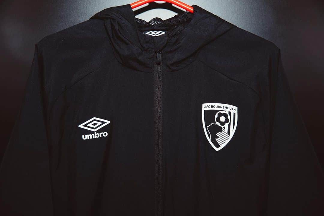 AFCボーンマスさんのインスタグラム写真 - (AFCボーンマスInstagram)「Eddie Howe and his staff will be sporting black throughout the 2019/20 campaign ⚫️⚪️ #afcb 🍒」6月27日 16時15分 - afcb