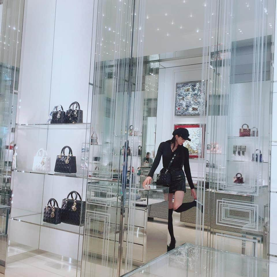 イ・ダヒさんのインスタグラム写真 - (イ・ダヒInstagram)「Love dior💋  #christiandior #dior」6月27日 16時16分 - dahee0315