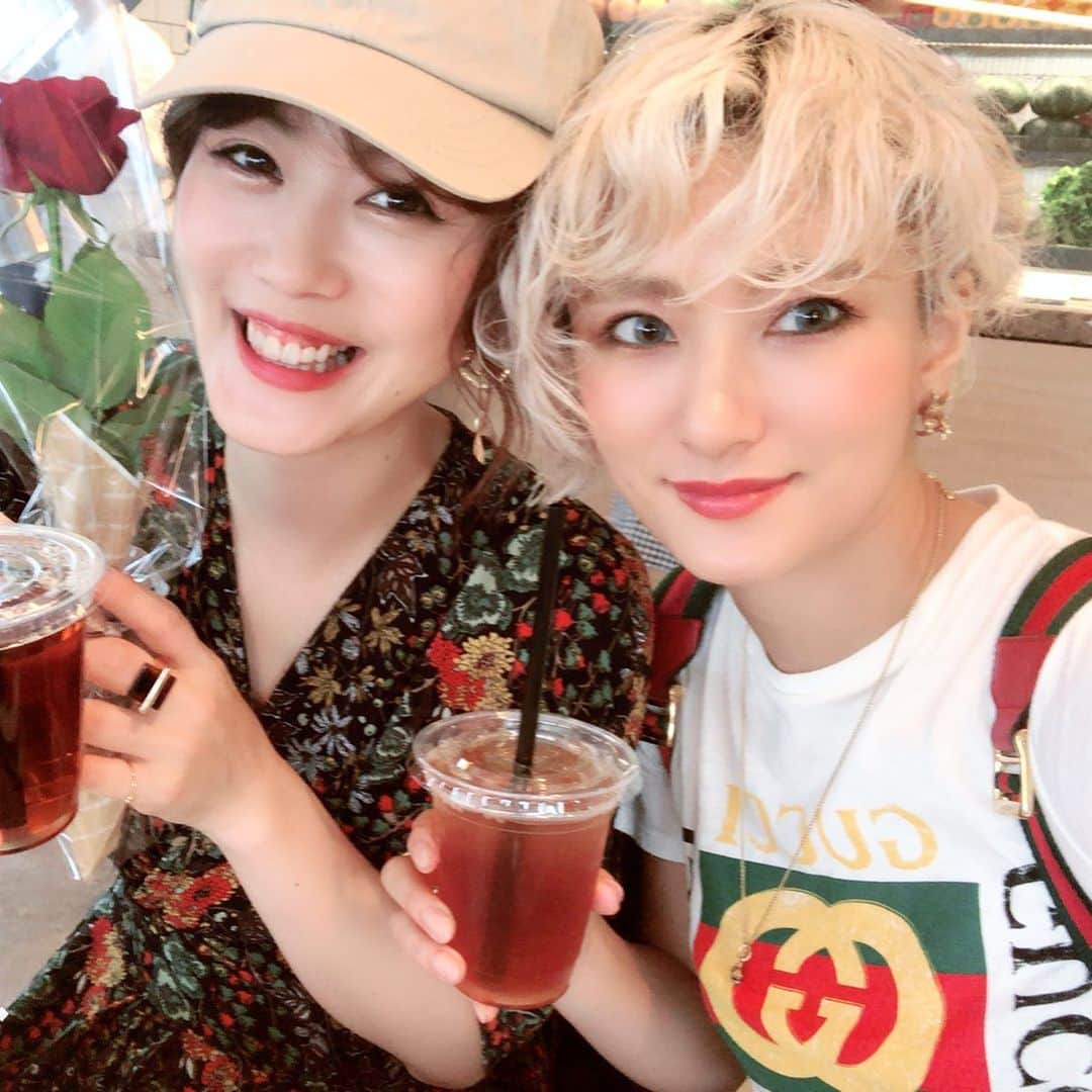 のインスタグラム：「自分の婚活のために半年前から楽しみにしていた @fujiko_0717 の結婚式💒悩んで相談してそれでも行ってきて！って言ってくれた 4年ぶり(前やんの結婚式ぶりで遊ぶの10年ぶりくらい)のふじこと再会して @cityshop.tokyo でlunchして @b_monster_official でカラダ絞ってまじ女子力高いデートしてきた🥺💐ほんまに嬉しかったから薔薇🌹渡してネタにしてしもたごめんなさい 笑 ふじこも放送楽しみにしてくれてるから楽しみにしててね〜〜！ 最近会うたびに人に結婚するの？！って聞かれるから 想像妊娠してる！って言ってる😂😂😂🌹🌹🌹❤️笑笑 みんな幸せになろーー！」