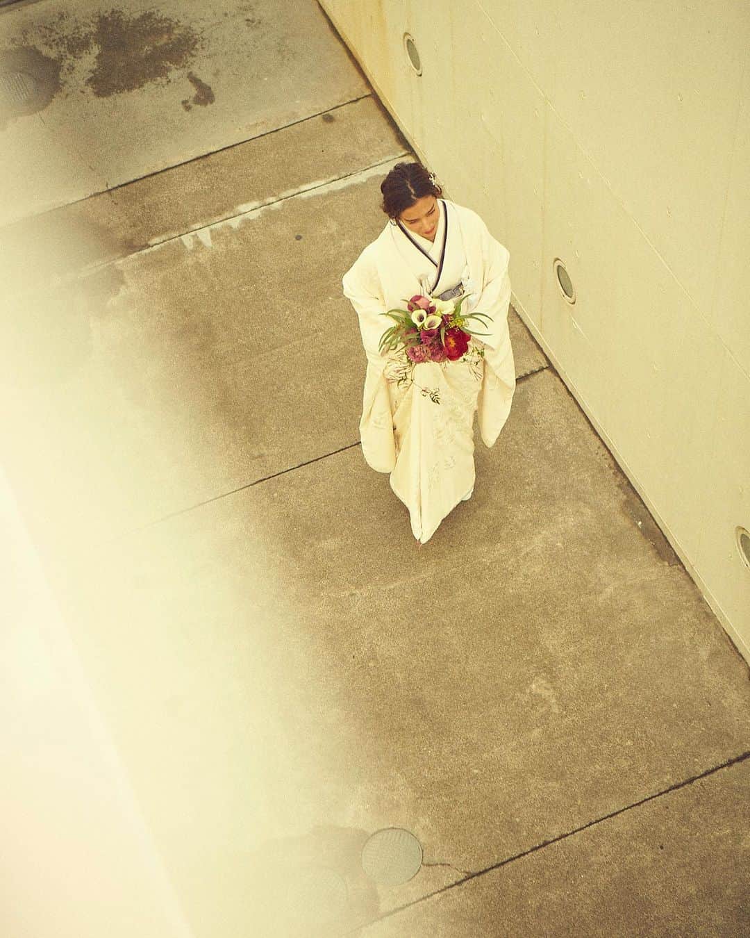 土田瑠美さんのインスタグラム写真 - (土田瑠美Instagram)「白無垢。ヘアメイクがとっても楽しかった！ こんな大人な雰囲気のお写真にブーケ素敵💐 #rumi_ヘアアレンジ」6月27日 16時24分 - ru0711