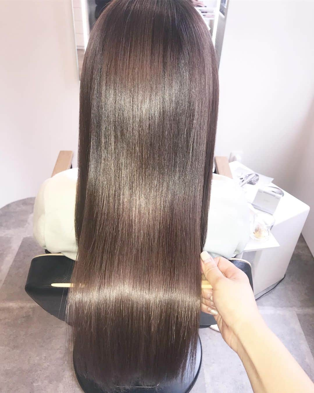 板橋瑠美さんのインスタグラム写真 - (板橋瑠美Instagram)「Virgin Hair✨﻿ ﻿ ﻿ ﻿ 衝撃！﻿ こんな生まれ変わるの？😳😭✨﻿ ﻿ ただただ感動しました♡﻿ ﻿ ﻿ ﻿ ﻿ 青山にある、Rr salonさんのミネラルとコラーゲンのトリートメントがやばいと、﻿ ﻿ @yuurimorishita ちゃんに神推しされ、行ってみたらビックリ💓﻿ ﻿ ﻿ ﻿ ﻿ 髪の毛が、10代の時、、、（いや10代染めまくってて傷みまくってましたw﻿） もっと小さい時の自分の髪に戻ったような キューティクルと、柔らかさでした♡﻿ 自分の髪じゃないみたい！！！﻿ ﻿ ﻿ ﻿ 二回、三回と重ねれば重ねるほど、﻿ ミネラルとコラーゲンと水素が髪質へ入っていき﻿ もっとVirgin Hairになるみたい！♡﻿ ﻿ ﻿ ﻿ もう来月の予約しちゃった💓﻿ ﻿ ﻿ その日雨で、私湿気に凄く弱くてうねったりぼんばっちゃうんだけど、﻿ 帰りこのツヤツヤのまま、全くとしてうねらず、ストレートのままでした🥺😳﻿ ﻿ また楽しみだなー💓﻿ ﻿ @rr_salon.aoyama  ありがとうございました^_^﻿ ﻿ ﻿ ﻿ ﻿ #ミネコラ #rrsalon  #青山 #トリートメント #バージンヘアー #艶髪」6月27日 16時36分 - rumi_official_0616