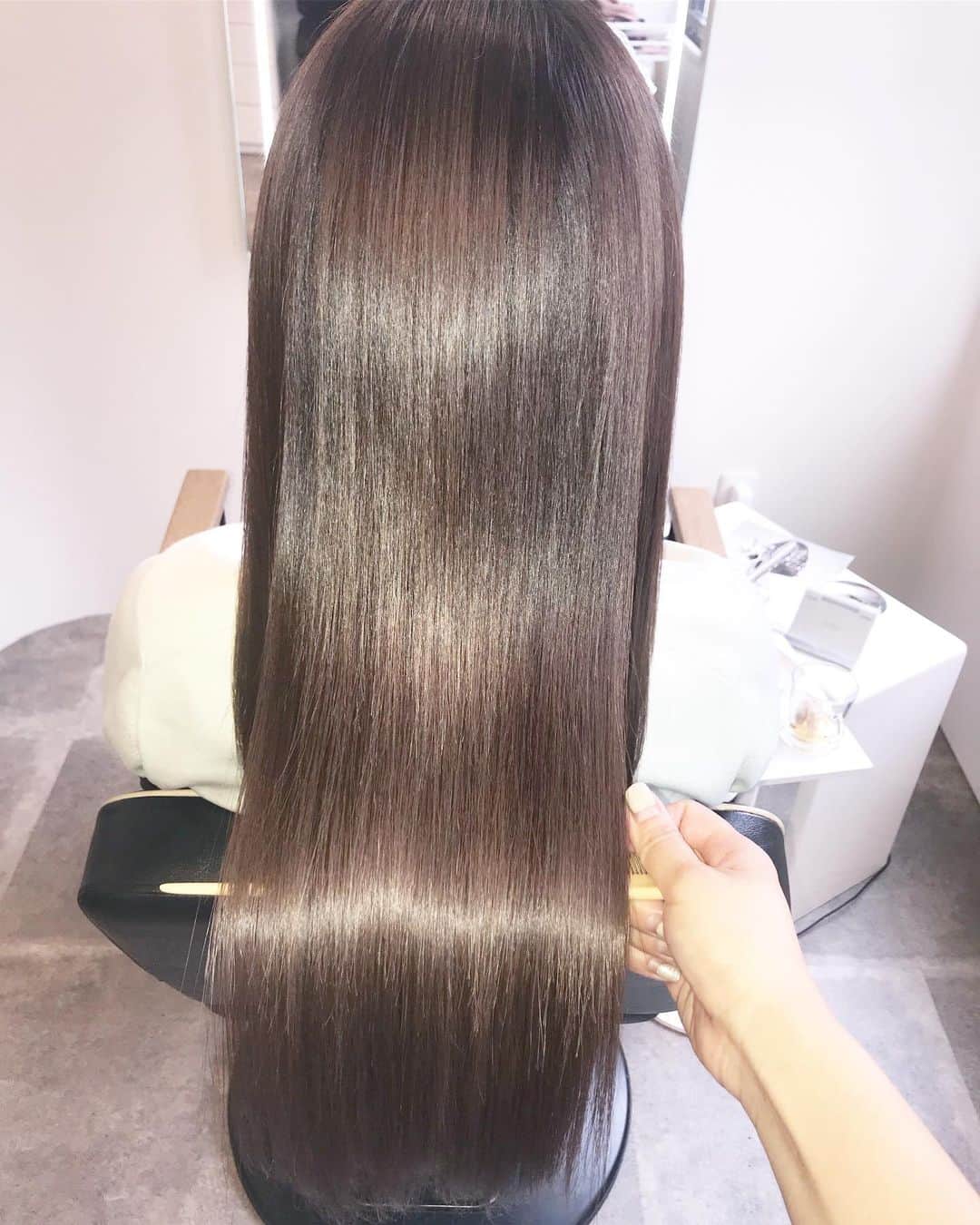 のインスタグラム：「Virgin Hair✨﻿ ﻿ ﻿ ﻿ 衝撃！﻿ こんな生まれ変わるの？😳😭✨﻿ ﻿ ただただ感動しました♡﻿ ﻿ ﻿ ﻿ ﻿ 青山にある、Rr salonさんのミネラルとコラーゲンのトリートメントがやばいと、﻿ ﻿ @yuurimorishita ちゃんに神推しされ、行ってみたらビックリ💓﻿ ﻿ ﻿ ﻿ ﻿ 髪の毛が、10代の時、、、（いや10代染めまくってて傷みまくってましたw﻿） もっと小さい時の自分の髪に戻ったような キューティクルと、柔らかさでした♡﻿ 自分の髪じゃないみたい！！！﻿ ﻿ ﻿ ﻿ 二回、三回と重ねれば重ねるほど、﻿ ミネラルとコラーゲンと水素が髪質へ入っていき﻿ もっとVirgin Hairになるみたい！♡﻿ ﻿ ﻿ ﻿ もう来月の予約しちゃった💓﻿ ﻿ ﻿ その日雨で、私湿気に凄く弱くてうねったりぼんばっちゃうんだけど、﻿ 帰りこのツヤツヤのまま、全くとしてうねらず、ストレートのままでした🥺😳﻿ ﻿ また楽しみだなー💓﻿ ﻿ @rr_salon.aoyama  ありがとうございました^_^﻿ ﻿ ﻿ ﻿ ﻿ #ミネコラ #rrsalon  #青山 #トリートメント #バージンヘアー #艶髪」
