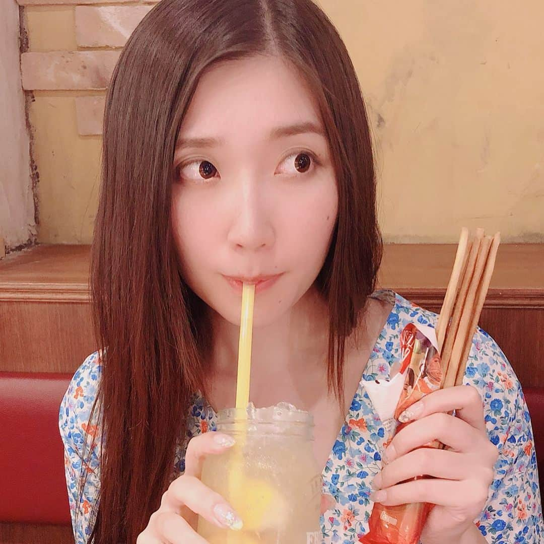 松丘雪那さんのインスタグラム写真 - (松丘雪那Instagram)「. きのう イタリアンバル ワインと泡の店33 船橋店に行ってきたよー！ https://www.hotpepper.jp/strJ001142621/ ラクレットチーズ最強だった！！！ ほんと全部美味しかった🤤🤤. ワインもたくさんあって飲みたかったけど、アルコール入れたらやばそうだったから自粛😭 . ソフトのカクテルも美味しかったよ💓 今度はワインも飲みに行きたいなー！！ . 服は @17kg_official さんのだよー！ . . . . .  #隠れ家 #チーズ #船橋ラクレット #船橋ワイン #船橋生ハム #船橋イタリアンバル #船橋ピッツァ #スパークリングワイン #船橋女子会 #船橋パーティー #pr #コラボベース #モデル #タレント #松丘雪那 #インフルエンサー募集 #キャスティング #フリーモデル #インフルエンサー #チーズ #ネイル #美容」6月27日 16時29分 - yukina.23na