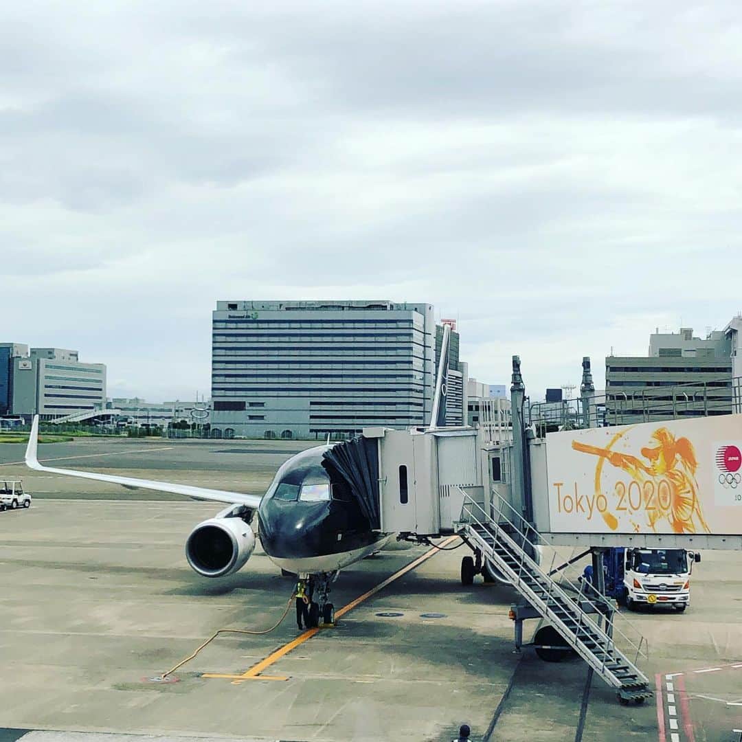 三上市朗のインスタグラム：「羽田を飛び立ち、無事、北九州に着陸。偶然にも「ラッパ屋」と共に。小倉は曇ってたり晴れ間が覗いたり、雨が降ったり。 #キネマと恋人  #スターフライヤー #小倉」