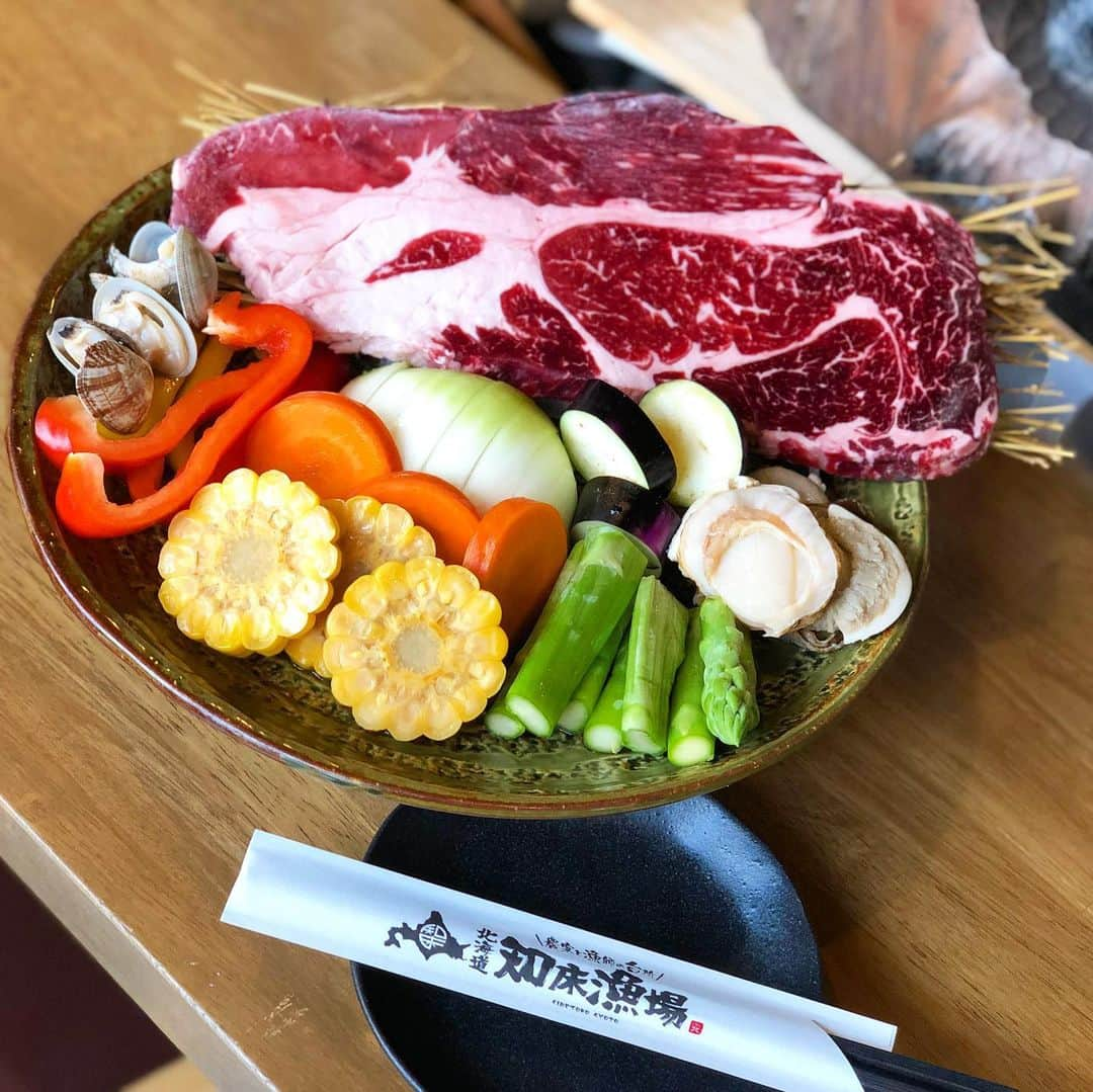 知床漁場 難波道頓堀店のインスタグラム：「この#夏 #オススメ の#アンガス牛 #BBQ #食べ放題 コースです☺  なんとこちら以外にも#海鮮 #メニュー が食べ放題でございます😊  お値段は4480円！#プレミアムモルツ も飲めます！  #宴会 #道頓堀 #心斎橋 #アメ村 #知床漁場 #知床漁場道頓堀 #北海道料理 #なんば居酒屋 #難波居酒屋 #個室居酒屋 #大阪難波 #G20」