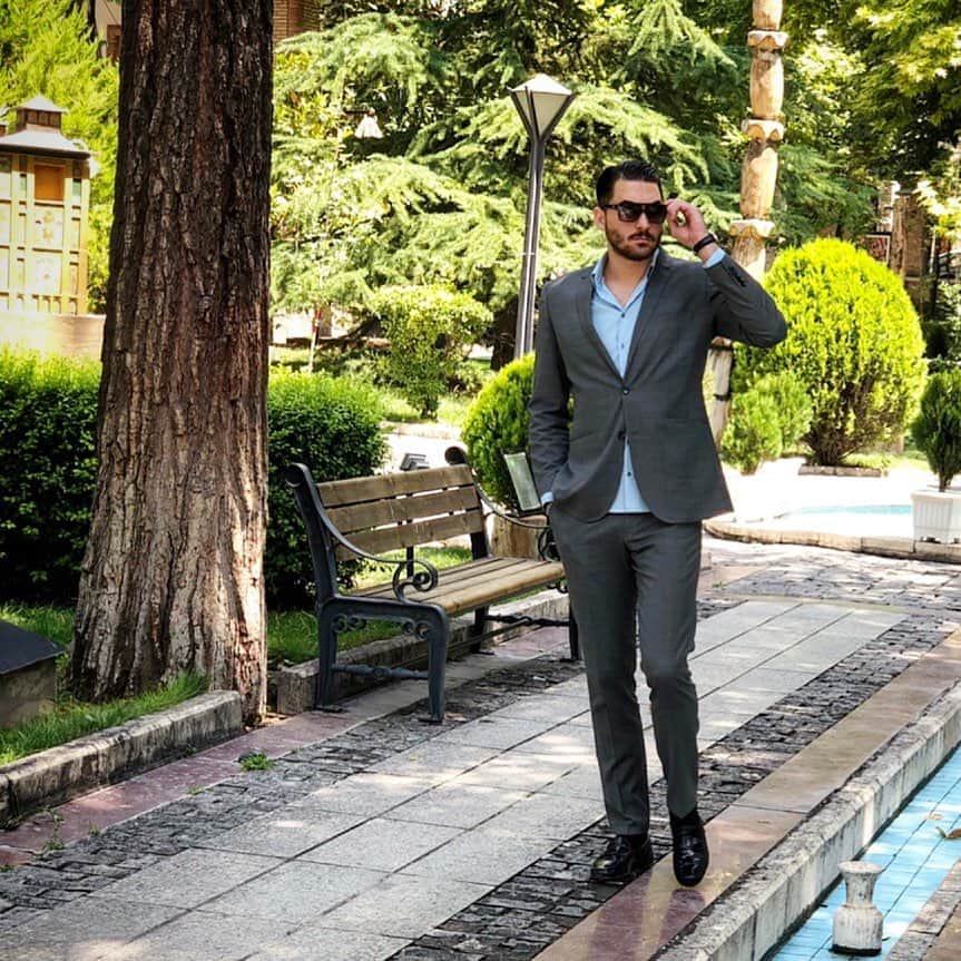 アリレザ・ハギギのインスタグラム：「😎🌺👔🌳🤙🏾👽」