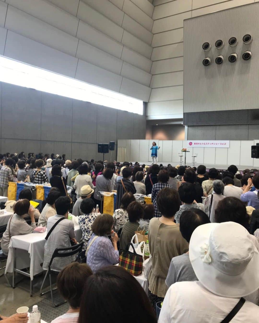 キャシー中島さんのインスタグラム写真 - (キャシー中島Instagram)「* 新潟朱鷺メッセにいます。 待ち時間にチクチク縫ってます。 たくさんのお客様がいらしてくださいました。 ありがとうございます。 このキルトフェスティバルは29日まで開催しています。 是非いらしてくださいね！ では東京に帰ります。」6月27日 16時39分 - official_kathynakajima