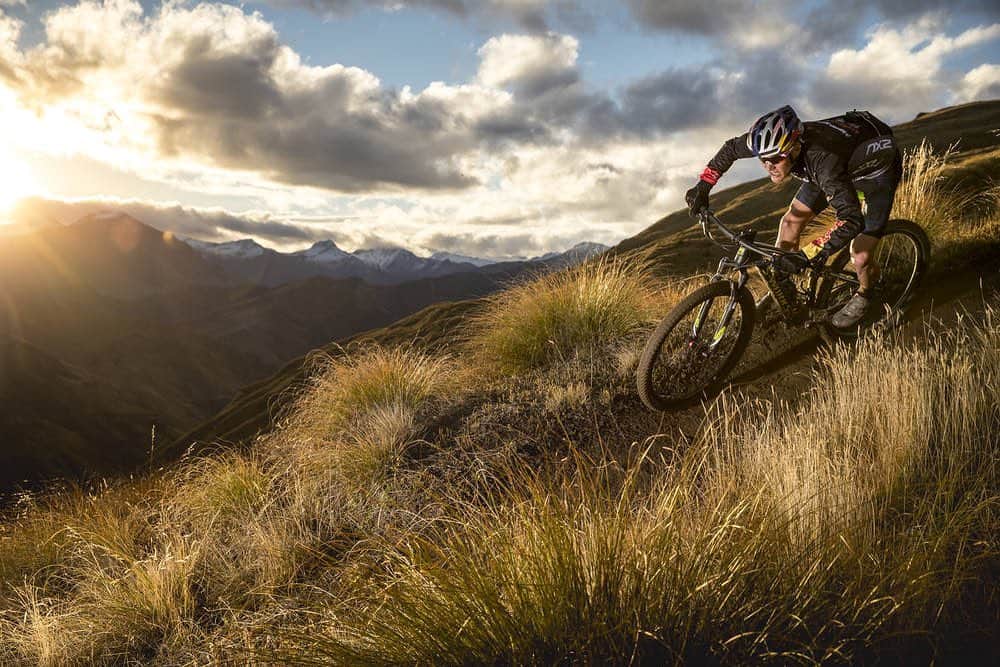 のインスタグラム：「Back to the grind.👆Whatever you‘re doing this week, give it all you‘ve got. 🚴🏼‍♂️: @braden_currie 📸: @miles_holden @redbullphotography #redbull #givesyouwings #extremesports」