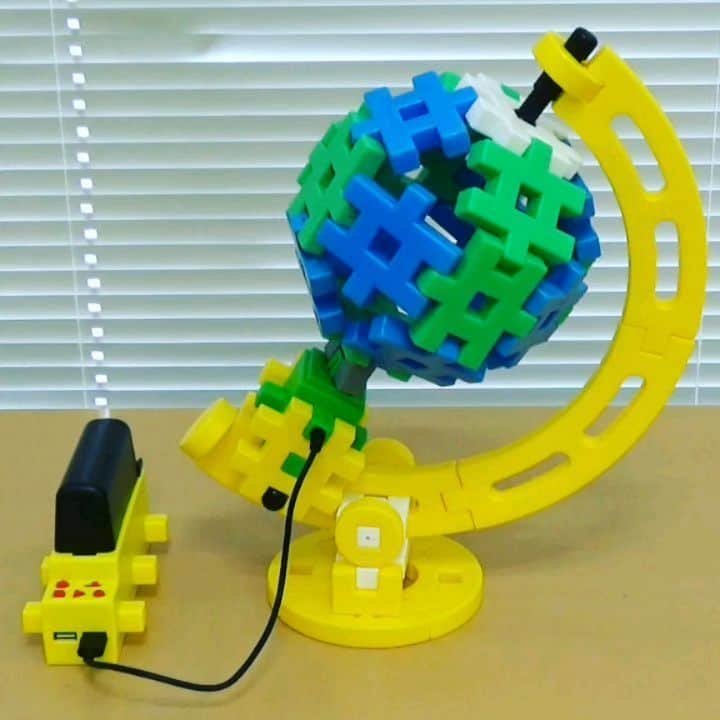 学研のニューブロック mini labo【公式】のインスタグラム：「. こんにちは！ いちばんくんだよ😊⭐️. . 今日はおもちゃ大賞を受賞した「ニューブロックプログラミング」の作品を紹介するよ～😆🎉. . 今回の作品はパズル&ゲーム作家の稲葉直貴さんに考えてもらったんだ👏👏. . 組み方次第でこんな風に地球儀をくるくる回すこともできるんだね😳‼️. 作り方やプログラミングの方法は今度ホームページで紹介するから楽しみにしててね💪✨. . ニューブロックプログラミングについて詳しく知りたい人はプロフィール欄のURLからホームページにアクセスしてみてね🖥️👆✨ . これからも動く作品をたくさん紹介するからお楽しみに～👋. .  #ニューブロック#学研のニューブロック#学研#ブロック#ブロック遊び#いちばんくん#おもちゃ遊び#自分で考える力#ひらめき#想像力#生きる力#子どもの笑顔#動くニューブロック」