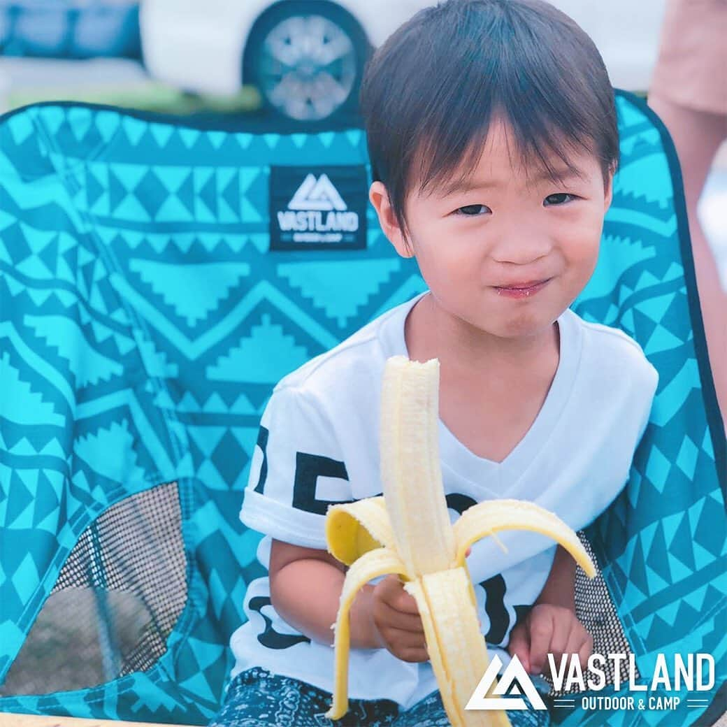 VASTLANDさんのインスタグラム写真 - (VASTLANDInstagram)「【VASTLAND×REPOST】 . .. 家族みんなで使えるVASTLANDのアウトドアチェア🏕✨ . 布に包まれるような感覚が何とも言えずgoodなんです🏕🛋✨ . 座るのが不安になるくらいシンプルな作りですが、耐荷重はなんと120kg🐘‼️ . 万が一‼️人数分必要になっても安心のVASTLANDプライスですよね🔥👍🏕 .. Photo by  @092fam 様 ※ @092fam 様は【#VASTLANDアンバサダー 様】です。 . VASTLAND公式アカウントでのリポスト希望の方は【#VASTLANDリポート】を付けてVASTLAND製品をご投稿ください！ . .. ・掲載ギア・ #アウトドアチェア #オクタゴンロ . .. ▲▽掲載ギアはプロフィールのリンク（ @vastland.jp )もしくは、画像をタップしてチェック！▽▲ . .. ※コメントやDMに返信できない場合がございますので、製品やサポートに関するお問い合わせは、弊社問い合わせフォームからよろしくお願いします。 . .. #VASTLAND #ヴァストランド #折りたたみチェア #折りたたみ椅子 #キャンプチェア #キャンプ #camp #キャンプ好きな人と繋がりたい #キャンプギア #キャンプ道具 #キャンプ用品 #ソロキャンプ #デイキャンプ #ファミリーキャンプ #ファミキャン #グルキャン #ソロキャン #オートキャンプ #キャンプ女子 #キャンプ初心者 #キャンパー #キャンプ好き #キャンプしたい #⛺️ #🏕 #ピクニック」6月27日 16時48分 - vastland.jp