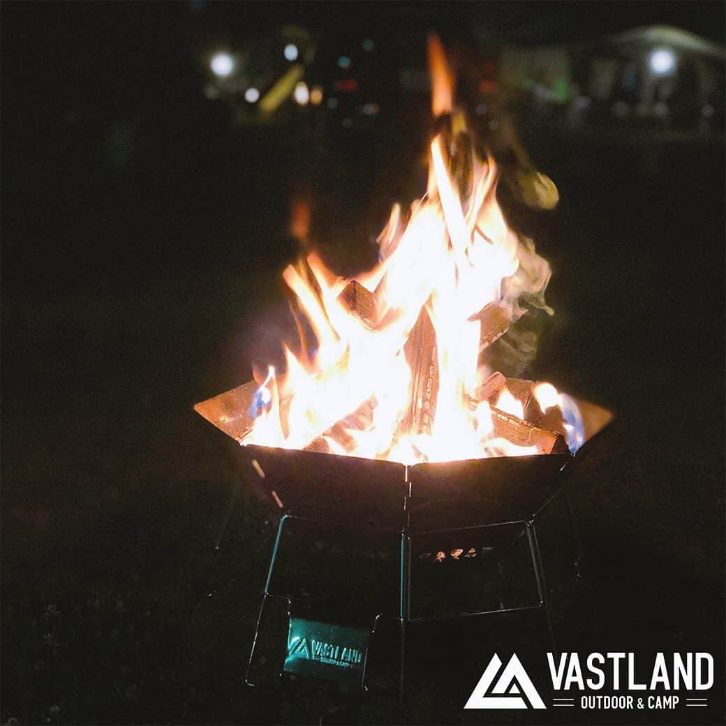 VASTLANDさんのインスタグラム写真 - (VASTLANDInstagram)「【VASTLAND×REPOST】 . .. 家族みんなで使えるVASTLANDのアウトドアチェア🏕✨ . 布に包まれるような感覚が何とも言えずgoodなんです🏕🛋✨ . 座るのが不安になるくらいシンプルな作りですが、耐荷重はなんと120kg🐘‼️ . 万が一‼️人数分必要になっても安心のVASTLANDプライスですよね🔥👍🏕 .. Photo by  @092fam 様 ※ @092fam 様は【#VASTLANDアンバサダー 様】です。 . VASTLAND公式アカウントでのリポスト希望の方は【#VASTLANDリポート】を付けてVASTLAND製品をご投稿ください！ . .. ・掲載ギア・ #アウトドアチェア #オクタゴンロ . .. ▲▽掲載ギアはプロフィールのリンク（ @vastland.jp )もしくは、画像をタップしてチェック！▽▲ . .. ※コメントやDMに返信できない場合がございますので、製品やサポートに関するお問い合わせは、弊社問い合わせフォームからよろしくお願いします。 . .. #VASTLAND #ヴァストランド #折りたたみチェア #折りたたみ椅子 #キャンプチェア #キャンプ #camp #キャンプ好きな人と繋がりたい #キャンプギア #キャンプ道具 #キャンプ用品 #ソロキャンプ #デイキャンプ #ファミリーキャンプ #ファミキャン #グルキャン #ソロキャン #オートキャンプ #キャンプ女子 #キャンプ初心者 #キャンパー #キャンプ好き #キャンプしたい #⛺️ #🏕 #ピクニック」6月27日 16時48分 - vastland.jp