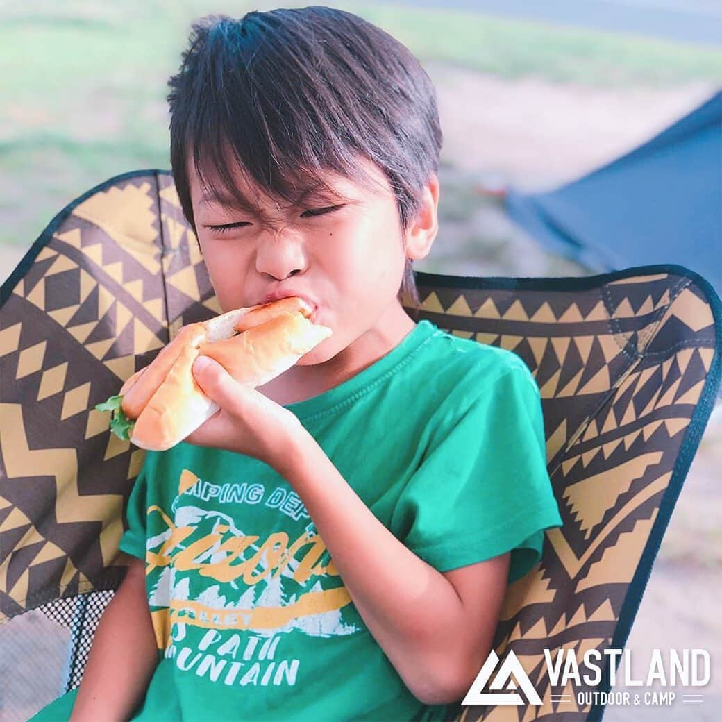 VASTLANDさんのインスタグラム写真 - (VASTLANDInstagram)「【VASTLAND×REPOST】 . .. 家族みんなで使えるVASTLANDのアウトドアチェア🏕✨ . 布に包まれるような感覚が何とも言えずgoodなんです🏕🛋✨ . 座るのが不安になるくらいシンプルな作りですが、耐荷重はなんと120kg🐘‼️ . 万が一‼️人数分必要になっても安心のVASTLANDプライスですよね🔥👍🏕 .. Photo by  @092fam 様 ※ @092fam 様は【#VASTLANDアンバサダー 様】です。 . VASTLAND公式アカウントでのリポスト希望の方は【#VASTLANDリポート】を付けてVASTLAND製品をご投稿ください！ . .. ・掲載ギア・ #アウトドアチェア #オクタゴンロ . .. ▲▽掲載ギアはプロフィールのリンク（ @vastland.jp )もしくは、画像をタップしてチェック！▽▲ . .. ※コメントやDMに返信できない場合がございますので、製品やサポートに関するお問い合わせは、弊社問い合わせフォームからよろしくお願いします。 . .. #VASTLAND #ヴァストランド #折りたたみチェア #折りたたみ椅子 #キャンプチェア #キャンプ #camp #キャンプ好きな人と繋がりたい #キャンプギア #キャンプ道具 #キャンプ用品 #ソロキャンプ #デイキャンプ #ファミリーキャンプ #ファミキャン #グルキャン #ソロキャン #オートキャンプ #キャンプ女子 #キャンプ初心者 #キャンパー #キャンプ好き #キャンプしたい #⛺️ #🏕 #ピクニック」6月27日 16時48分 - vastland.jp