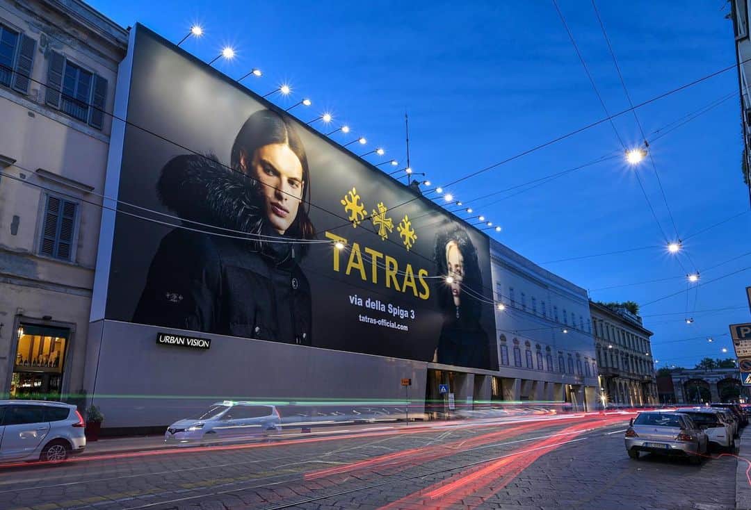 タトラスさんのインスタグラム写真 - (タトラスInstagram)「Tatras billboard in via Manzoni, in the center of Milan! #corporate #TatrasOfficial  tatras-official.com ____ #tatras #billboard #milan #viamanzoni #viaspiga #flagship #downjacket #totallook」6月27日 16時49分 - tatras_official