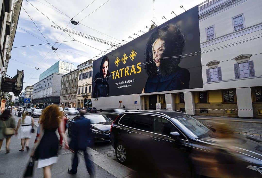 タトラスさんのインスタグラム写真 - (タトラスInstagram)「Tatras billboard in via Manzoni, in the center of Milan! #corporate #TatrasOfficial  tatras-official.com ____ #tatras #billboard #milan #viamanzoni #viaspiga #flagship #downjacket #totallook」6月27日 16時49分 - tatras_official