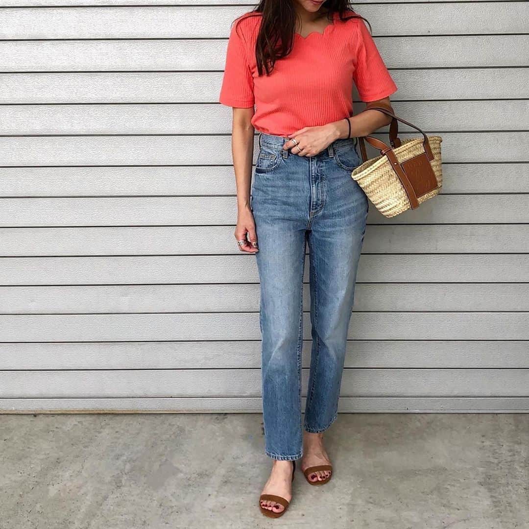 GU(ジーユー) さんのインスタグラム写真 - (GU(ジーユー) Instagram)「990TコーデをPick up！﻿ フェミニンなスカラップデザインを取り入れたTシャツ✨デコルテのデザインが華やかだから女性らしいラインを大切にしてシンプルなのに格上げLADYなスタイルングを確立してますね👏ハイウエストなデニムにINする今年流な着こなしも間違いなく可愛いいです😘この夏にヘビロテしたいから色違いで揃えたいTシャツ😊是非、チェックしてみてくださいね💁‍♀️💕﻿ ————————————﻿ ☑︎スカラップネックT(半袖)﻿ ¥990＋tax（通常価格）﻿ 品番:317018﻿ ————————————﻿ Pick Up Post﻿ @chii.0818 さん、ステキな投稿ありがとうございます😊﻿ #GU #GUstyle #YOURFREEDOM #gu_for_all #GUKorea #GUHK #GUTAIWAN #ジーユー #ジーユーコーデ #GUコーデ #GU新作 #ジユジョ #990T #スカラップネックT #大人カジュアル #カジュアル #大人女子 #着回しコーデ #シンプルコーデ #夏コーデ #デイリーコーデ #大人コーデ #お出かけコーデ #Tシャツ」6月27日 16時52分 - gu_for_all_