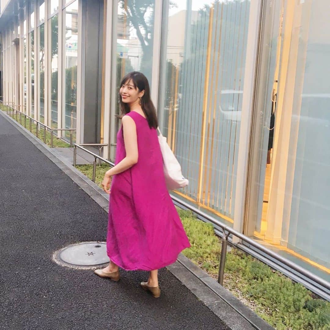 のインスタグラム：「最近暑すぎて毎日ノースリーブワンピースばかり着てる😂 . @milkfedjp のこのワンピ、黒と迷ったけどこの色が可愛くてチャレンジしてみたら思ったよりすごく着やすくてヘビロテ。 一枚でサラッと着れるから楽チン〜💕 着てると必ず誰かに可愛いって褒められる🥰 #fashion#milkfed#ミルクフェド#ミルフェ#ママコーデ#女の子ママ」