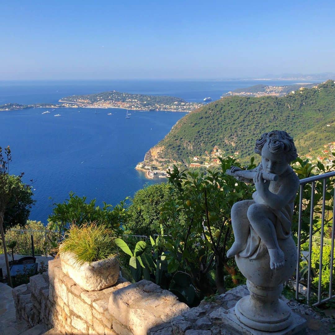 石丸幹二さんのインスタグラム写真 - (石丸幹二Instagram)「🇫🇷 南フランスの海は青くて碧い‼️ エズ村は断崖の上高度700メートルぐらいの高さにある。へばりつくその村から見下ろす風景がコレです。 #石丸幹二」6月27日 16時59分 - team_kanji_ishimaru