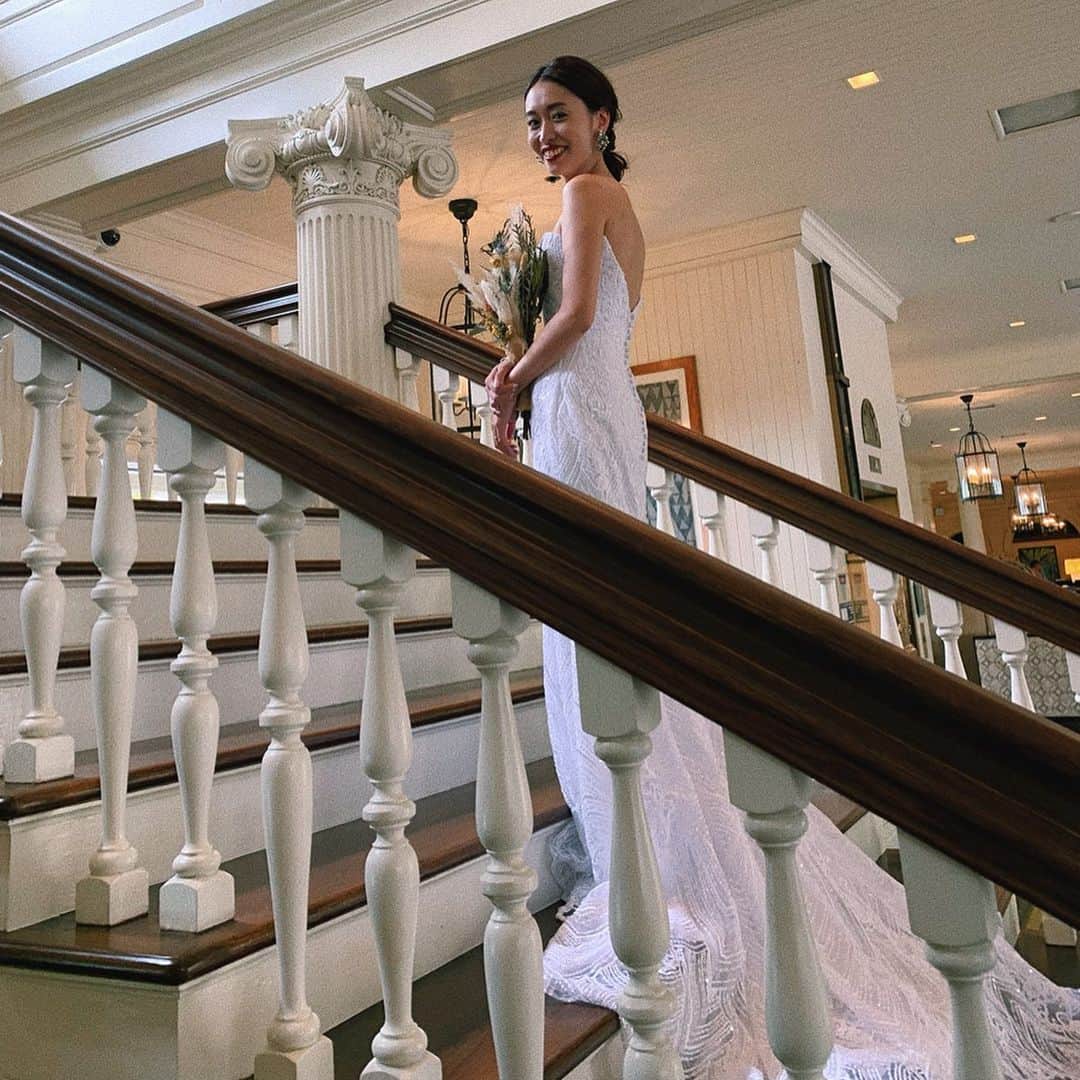 sayocoのインスタグラム：「昨日は大好きなしおりの結婚式💒💗 ・ 美しすぎる花嫁姿を見て、 完璧を追求して努力を惜しまない 更にみんなををもてなす為に 沢山準備してくれたのが凄く伝わって 本当にかっこよかった、感動、尊敬👏💖 ・ ・ 素敵な家族と最高のロケーションで 本当に幸せ過ぎる空間だった〜〜💓🌟 ・ 夫婦で招待してくれて有難う🥰❤️ @shiori__ozaka @hiroct05 ・ ・ #結婚式#ハワイ婚#花嫁#夫婦」
