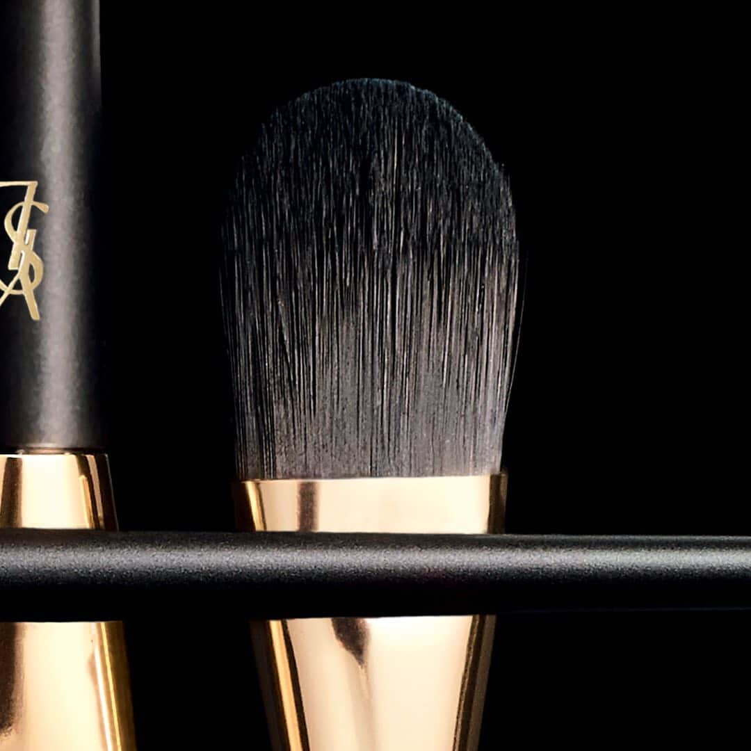 Yves Saint Laurent Beautyさんのインスタグラム写真 - (Yves Saint Laurent BeautyInstagram)「Makeup sponges beware… The O.G had an upgrade. The most luxurious brush to gently press foundation into the skin. EYESHADOW BRUSH MEDIUM N°11 #yslbeauty #makeupbrushes」6月27日 17時01分 - yslbeauty