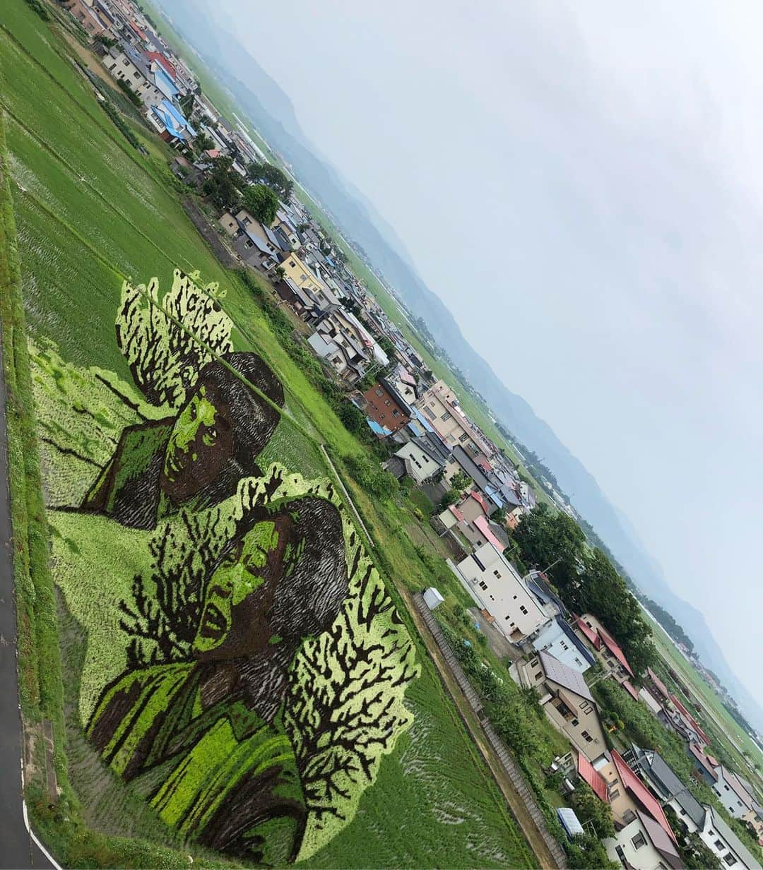 平山ユージさんのインスタグラム写真 - (平山ユージInstagram)「2025年国スポ(国体)、スポーツクライミング会場の青森を訪問した。会議後時間があり、田んぼアートや石のアートを観に田舎館村を訪れた。初めて観る村の風景が癒しだったし、タイムスリップしたような気持ちになりとても心地良かった。田んぼアートはコツコツと村人が働いて汗をながしていた。でもなんだろう、そこで携わる人々が幸せそうに僕の目には映った。「幸せに人生を送ることができる」そんな地域こそが人々が探し求めている場所なのではないかと…もちろん経済と言うスケールも大切だけど、幸せのスケールで人生を考える事はもっと大切なんだろうな〜 #青森 #田舎館村田んぼアート #青森国体 #田舎館村役場 #おしん #男はつらいよ #美空ひばり #渥美清 #国体委員長と」6月27日 17時04分 - yuji_hirayama_stonerider