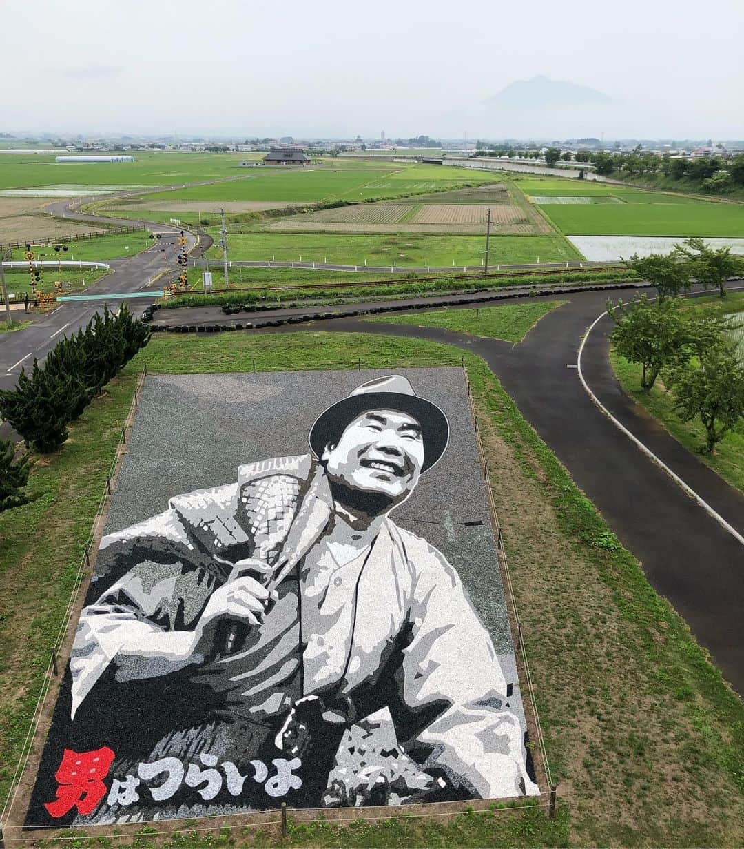 平山ユージさんのインスタグラム写真 - (平山ユージInstagram)「2025年国スポ(国体)、スポーツクライミング会場の青森を訪問した。会議後時間があり、田んぼアートや石のアートを観に田舎館村を訪れた。初めて観る村の風景が癒しだったし、タイムスリップしたような気持ちになりとても心地良かった。田んぼアートはコツコツと村人が働いて汗をながしていた。でもなんだろう、そこで携わる人々が幸せそうに僕の目には映った。「幸せに人生を送ることができる」そんな地域こそが人々が探し求めている場所なのではないかと…もちろん経済と言うスケールも大切だけど、幸せのスケールで人生を考える事はもっと大切なんだろうな〜 #青森 #田舎館村田んぼアート #青森国体 #田舎館村役場 #おしん #男はつらいよ #美空ひばり #渥美清 #国体委員長と」6月27日 17時04分 - yuji_hirayama_stonerider