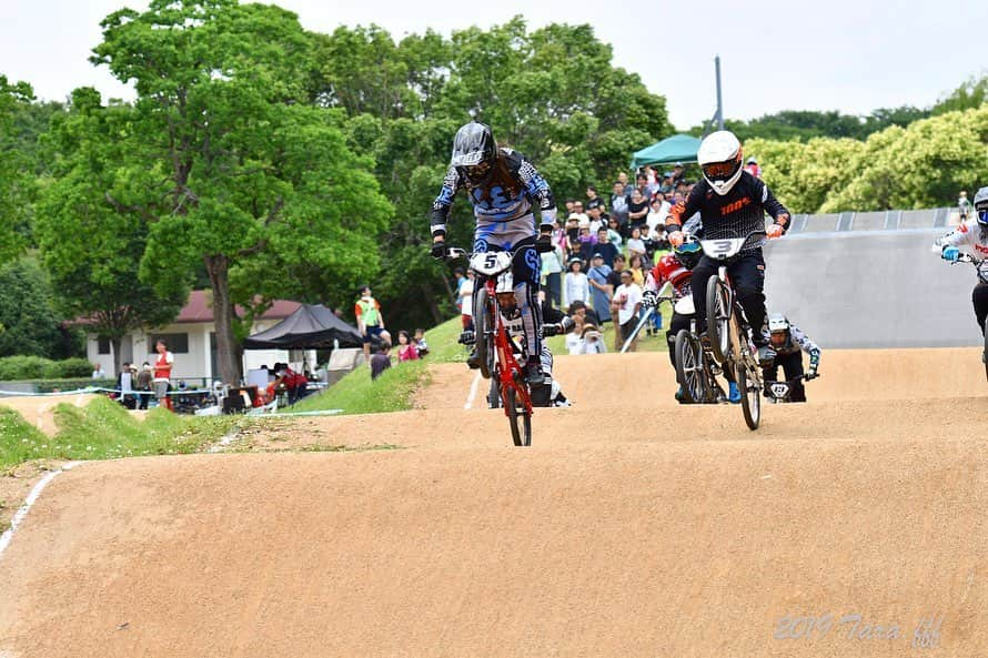 飯端美樹さんのインスタグラム写真 - (飯端美樹Instagram)「先週末の定期戦🏁 久しぶりに男性の30歳オーバークラスに混ぜて貰ってのレース🚲 結果は、予選は全て１位で通過して決勝３位🥉 最低限の目標だった表彰台には乗れたけど、次は絶対勝ちたい😤 Photo : @tara.fff  #bmxracing」6月27日 17時04分 - mikiiibata77